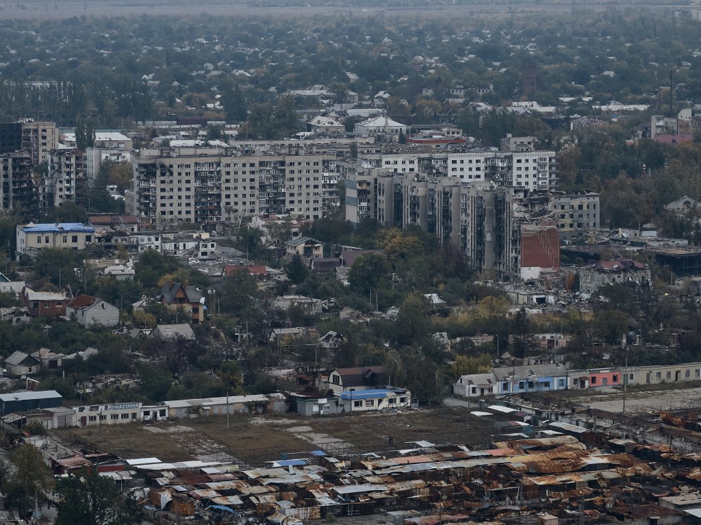 POKROVSK, UKRAINE - 7 OCTOBRE : Une vue aérienne générale montre la ville détruite couverte de brouillard matinal, après des mois de combats intenses près de la ligne de front, le 7 octobre 2025 à Pokrovsk, en Ukraine. Le survol de la zone par des drones est extrêmement difficile en raison de l’utilisation généralisée de systèmes de guerre électronique qui perturbent le signal. Au cours des dernières 24 heures, les forces ukrainiennes ont repoussé plus de 20 attaques des forces russes le long de la ligne de front de Pokrovsk, et certains affrontements sont en cours, selon les rapports des forces armées ukrainiennes. (Photo de Kostiantyn Liberov/Libkos/Getty Images)