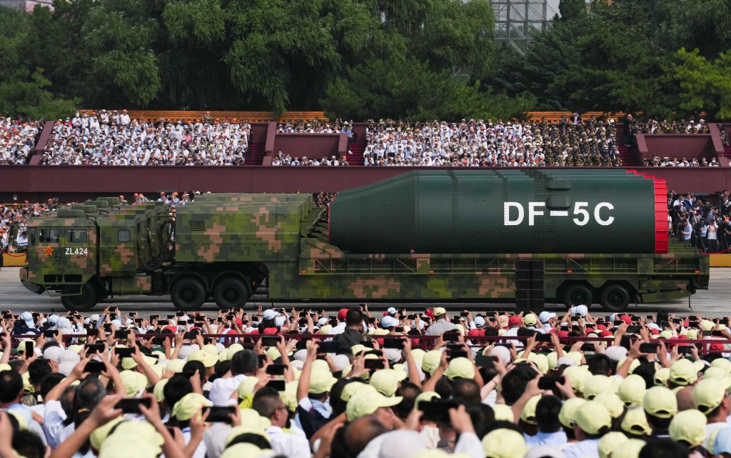 La formation de missiles nucléaires traverse la place Tian'anmen lors d'un défilé militaire à Pékin, capitale de la Chine, le 3 septembre 2025. La Chine a organisé mercredi un grand rassemblement pour commémorer le 80e anniversaire de la victoire dans la guerre de résistance du peuple chinois contre l'agression japonaise et la guerre antifasciste mondiale. (Photo de Yan Linyun/Xinhua via Getty Images)