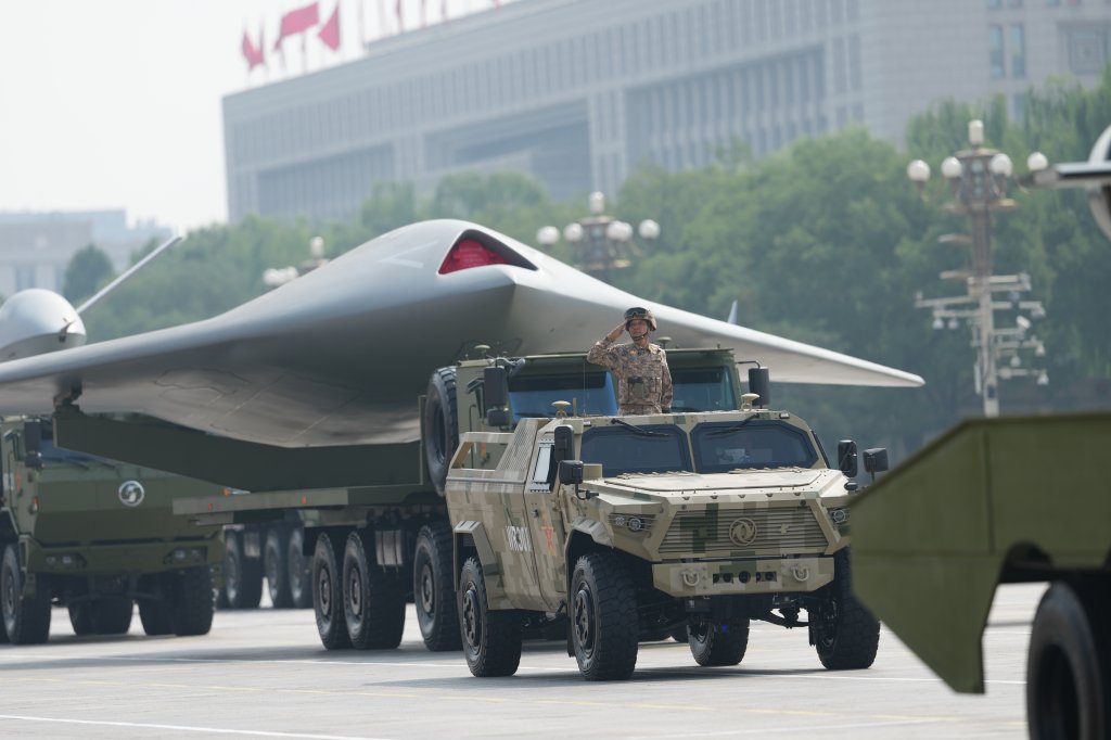 BEIJING, CHINE - 03 SEPTEMBRE : Un drone CS-5000T est examiné lors du V-Day militaire sur la place Tian'anmen le 3 septembre 2025 à Pékin, en Chine. La Chine a dévoilé pour la première fois ses forces stratégiques terrestres, maritimes et aériennes en tant que triade nucléaire lors du défilé militaire du V-Day mercredi lors d'un grand rassemblement pour commémorer le 80e anniversaire de la victoire dans la guerre de résistance du peuple chinois contre l'agression japonaise et la guerre antifasciste mondiale. (Photo par VCG/VCG via Getty Images)