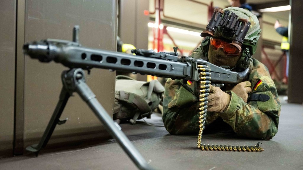 19 novembre 2025, Berlin : lors de l'exercice de la Bundeswehr « opération Bollwerk Bärlin », un soldat de la Bundeswehr se trouve au sol dans la station de métro Jungfernheide avec une mitrailleuse MG3. Le scénario d'entraînement se déroule dans le tunnel d'entraînement de la station de métro Jungfernheide et représente une attaque contre une rame de métro faisant de nombreuses victimes au milieu de la nuit.