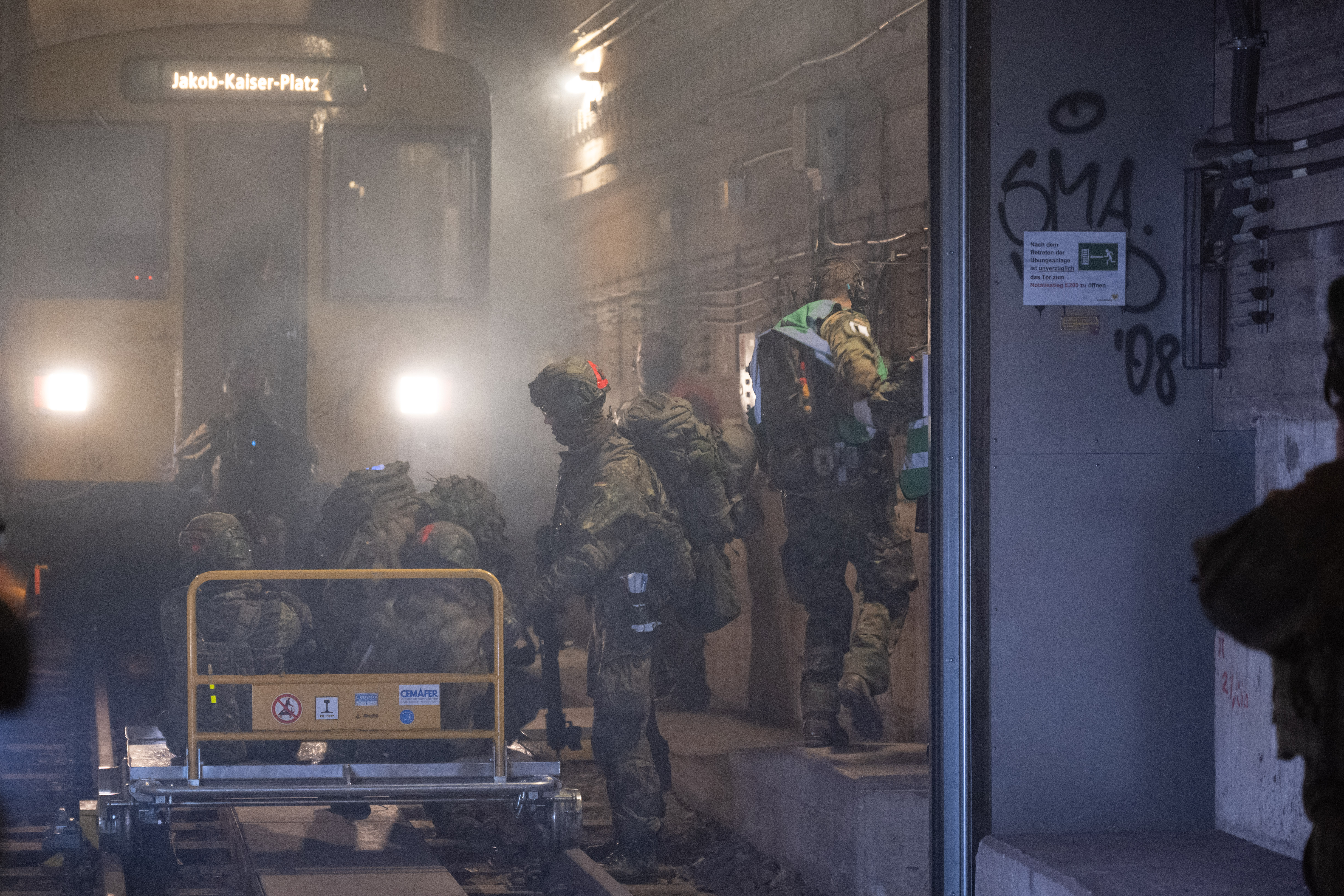 19 novembre 2025, Berlin : lors de l'exercice de la Bundeswehr « opération Bollwerk Bärlin », des soldats de la Bundeswehr représentant des soldats blessés sont placés sur un chariot dans un tunnel de métro à la station de métro Jungfernheide. Le scénario d'entraînement se déroule dans le tunnel d'entraînement de la station de métro Jungfernheide et représente une attaque contre une rame de métro faisant de nombreuses victimes au milieu de la nuit. Photo : Christophe Gateau/dpa (Photo de Christophe Gateau/photo alliance via Getty Images)
