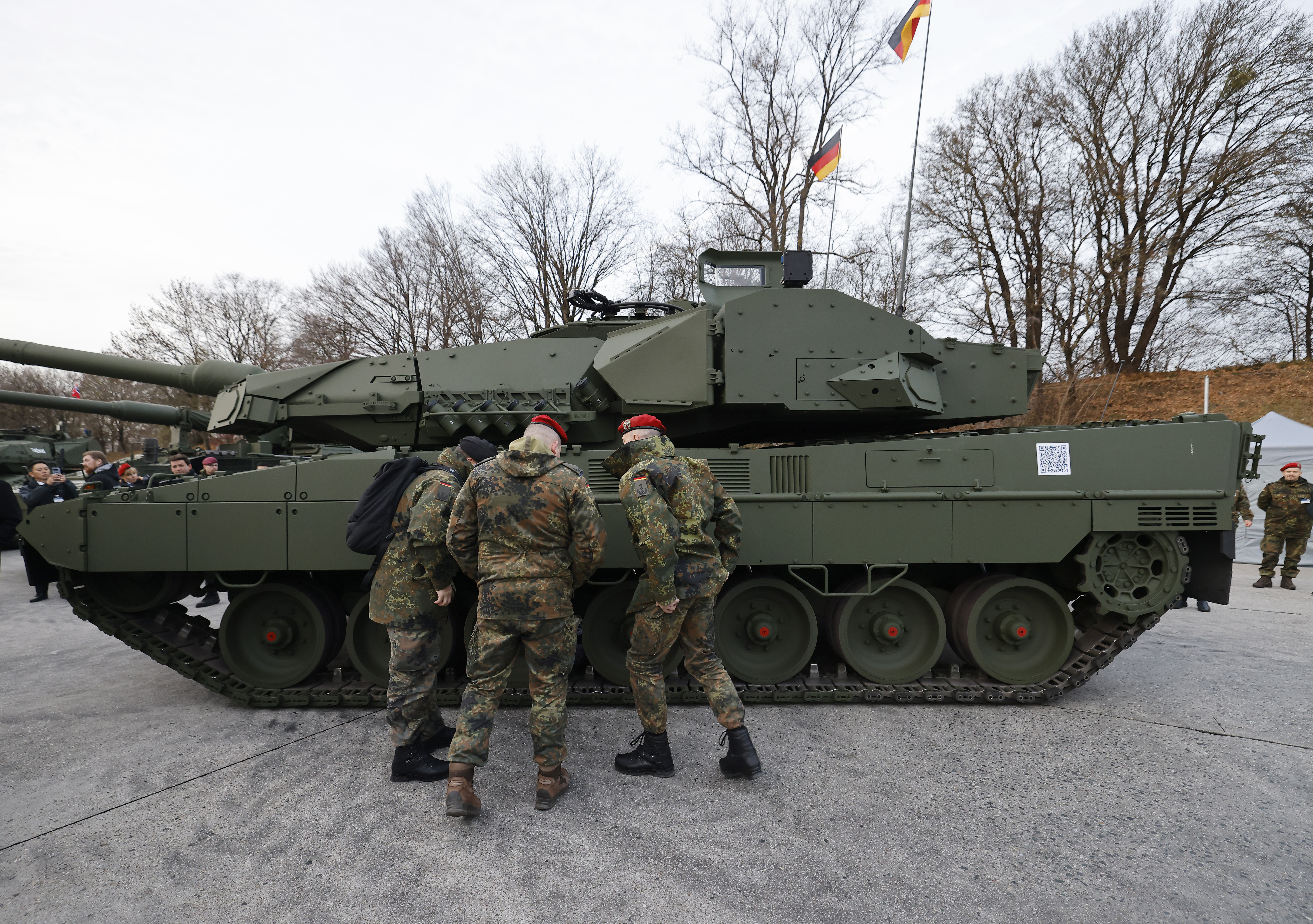 MUNICH, ALLEMAGNE - 19 NOVEMBRE : des soldats de la Bundeswehr allemande inspectent un char de combat principal Leopard 2A8 lors du déploiement du premier Leopard 2A8 NOR pour l'armée norvégienne lors d'une cérémonie à l'usine KNDS le 19 novembre 2025 à Munich, en Allemagne. KNDS fournit à la Norvège 54 chars Leopard 2A8 NOR et à la Bundeswehr, les forces armées allemandes, 123 chars Leopard 2A8. La Bundeswehr est également en train d'acquérir un nouveau lot d'obusiers blindés PzH 2000 pour remplacer ceux que l'Allemagne a donnés à l'Ukraine. (Photo par Alexandra Beier/Getty Images)