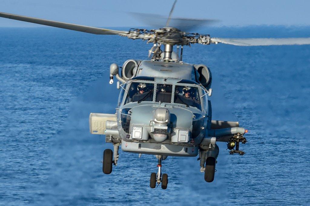 190614-N-JX484-508 MER BALTIQUE (14 juin 2019) Un hélicoptère Seahawk MH-60R de l'hélicoptère Spartans de l'Escadron d'attaque maritime (HSM) 70 quitte le destroyer lance-missiles USS Gravely (DDG 107) pour un exercice Hellfire au cours des opérations baltes (BALTOPS) 2019. BALTOPS est le premier exercice annuel axé sur le maritime dans dans la région baltique, marquant le 47e anniversaire de l'un des plus grands exercices d'Europe du Nord améliorant la flexibilité et l'interopérabilité entre les pays alliés et partenaires. Gravely est en cours de déploiement régulier en tant que vaisseau amiral du Groupe maritime permanent de l'OTAN 1 pour mener des opérations maritimes et fournir une capacité maritime continue à l'OTAN dans l'Atlantique Nord. (Photo de l'US Navy par le spécialiste de la communication de masse 2e classe Mark Andrew Hays/libéré)