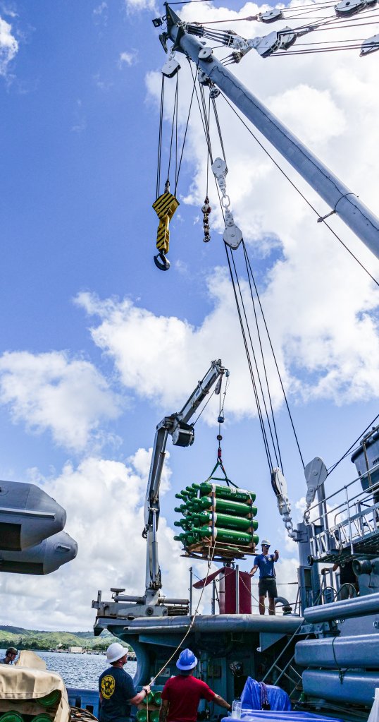 Les plongeurs de la Marine américaine affectés à l'unité mobile de plongée et de récupération 1 utilisent une grue à bord de l'USNS Salvor afin de préparer des réservoirs d'oxygène en vue d'une opération de plongée soutenant l'Agence comptable de la Défense POW/MIA (DPAA) à la base navale américaine de Guam, le 14 novembre 2020. La mission de la DPAA est de fournir la comptabilité la plus complète possible pour notre personnel manquant à leurs familles et à la nation. (Photo de l'armée américaine par le Sgt. Mitchell Ryan)