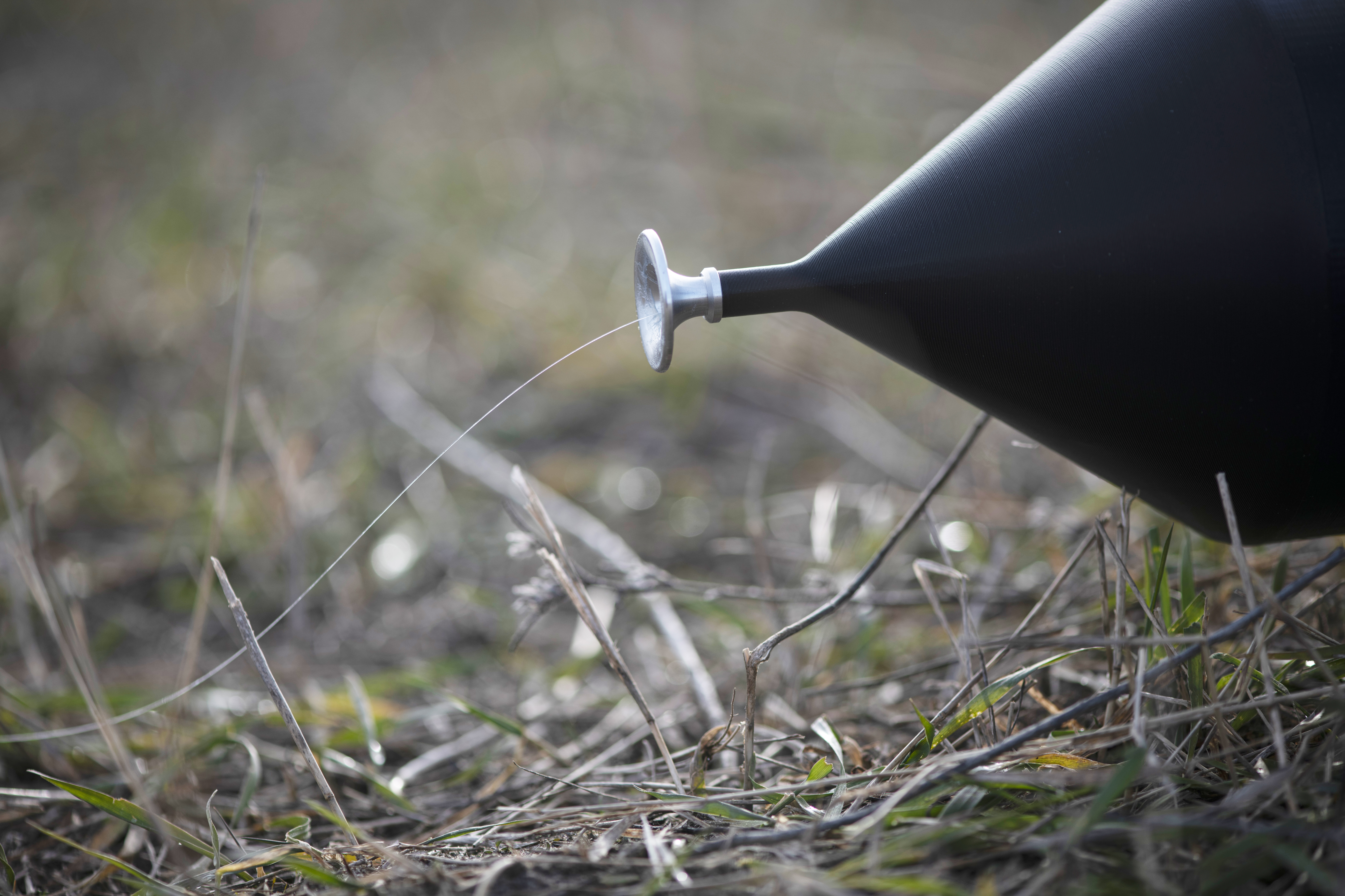 OBLAST DE KIEV, UKRAINE - DÉCEMBRE 26 : un drone contrôlé via un câble à fibre optique est aperçu lors d'un vol d'essai le 26 décembre 2024 dans l'oblast de Kiev, en Ukraine. Le Département principal des innovations de défense du ministère de la Défense de l'Ukraine, dans le cadre des programmes de mise en œuvre d'innovations et de développement de l'armée du futur, a réalisé un test de présentation de drones FPV contrôlés via un câble à fibre optique pour les représentants des commandements de certaines branches des Forces armées ukrainiennes. Lors de l'événement, les constructeurs ukrainiens ont présenté plus d'une douzaine de modèles de drones, dont certains peuvent transporter jusqu'à 3 kg de charge utile. Les vols de démonstration ont été directement observés par des opérateurs de drones expérimentés, utilisateurs potentiels des dernières technologies sur le champ de bataille pendant la guerre russo-ukrainienne en cours. (Photo de Viktor Fridshon/Global Images Ukraine via Getty Images)