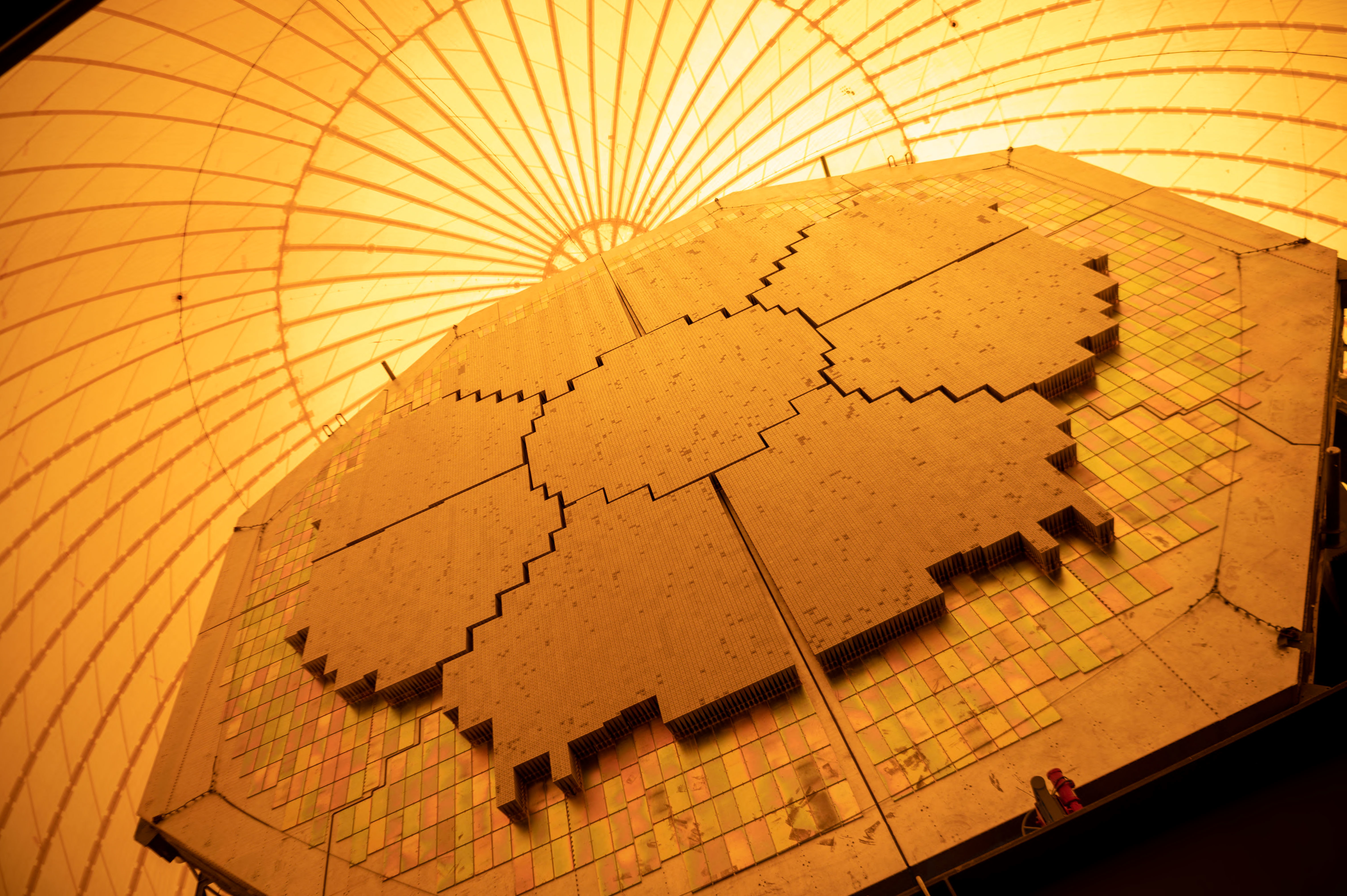 L'Agence de défense antimissile (MDA) a organisé une visite du radar en bande X (SBX) basé sur la mer sur l'île Ford, à la base commune Pearl Harbor-Hickam, à Hawaï, le 2 mars 2023. Les membres des médias locaux ont eu l'occasion de visiter le SBX-1, connu des locaux sous le nom de « balle de golf » géante. Après un record de 662 jours en mer, le SBX-1 fait l'objet d'une maintenance régulière et de mises à niveau du système. Le MDA affirme qu'il s'agit du radar mobile le plus grand et le plus puissant de ce type au monde. (Photo de l'US Navy par Joanne Hayag)