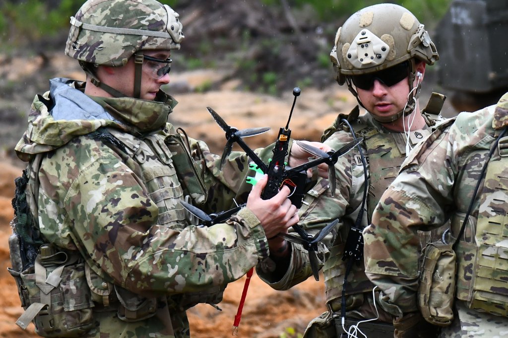 Des soldats de l'armée américaine affectés à la 173e Brigade aéroportée et à la Compagnie Charlie, 3e Bataillon, 69e Régiment blindé (3-69 AR), 3e Division d'infanterie, ont mené une formation sur les drones (FPV) pendant Swift Response 2025 dans la zone d'entraînement de Pabrade, en Lituanie, le 18 mai 2025. La 173e Brigade aéroportée teste des drones FPV spécialement conçus et récupérables contre des cibles mobiles autonomes afin d'améliorer la préparation au champ de bataille et l'intégration avec les unités blindées. La 173e Brigade aéroportée est la force de réponse d'urgence de l'armée américaine en Europe, fournissant des forces rapidement déployables dans les zones de responsabilité du Commandement central, européen et africain des États-Unis. Déployée à l'avant-garde en Italie et en Allemagne, la brigade s'entraîne régulièrement aux côtés des alliés et partenaires de l'OTAN pour établir des partenariats et renforcer l'alliance. (Photos de l'armée américaine par Elena Baladelli)