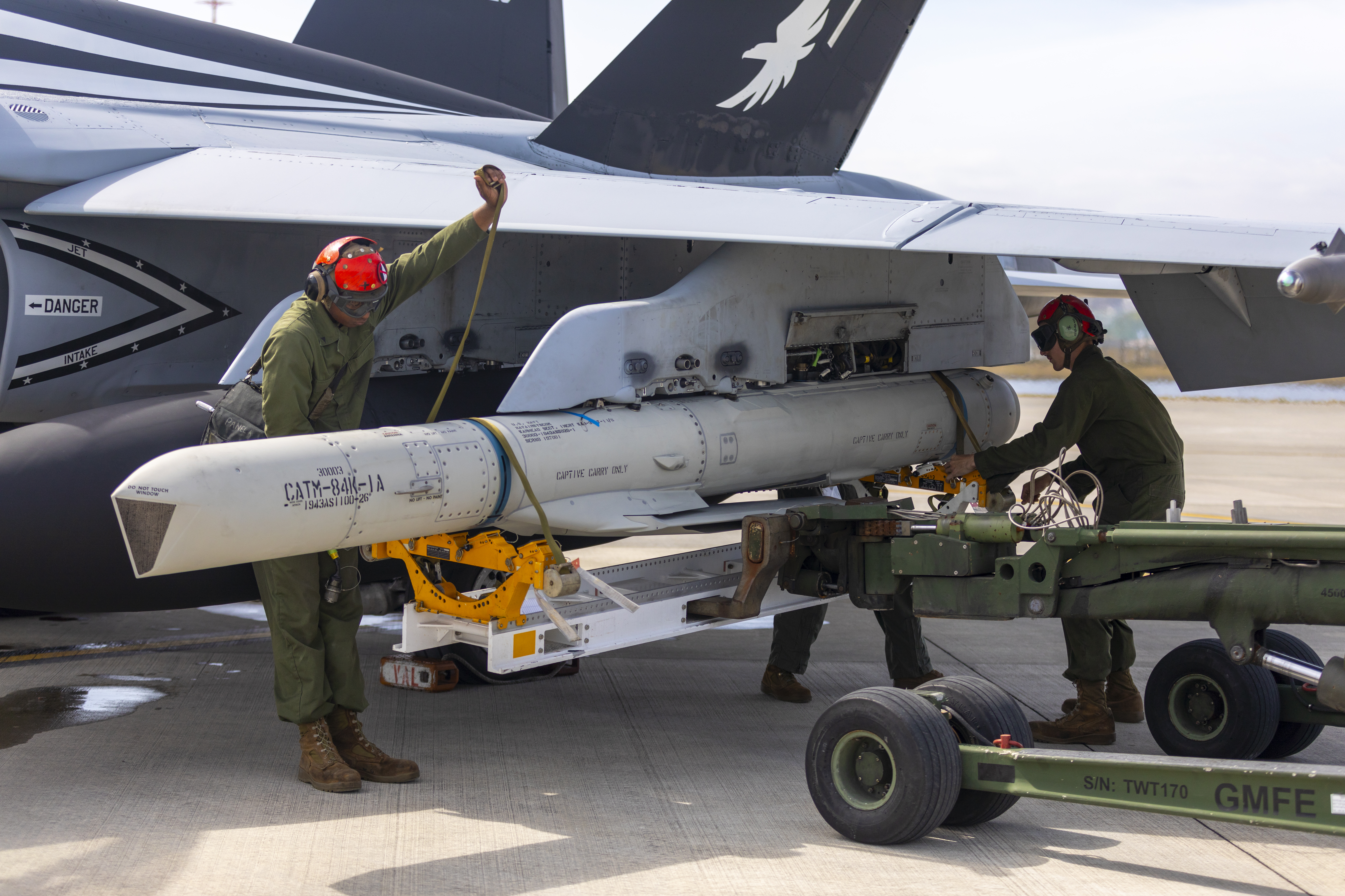 Les Marines des États-Unis, avec le Marine Fighter Attack Squadron (VMFA) 115, se préparent à retirer un missile ATM-84K SLAM-ER d'un avion F/A-18D Hornet lors d'un événement de validation de chargement à chaud à la Marine corps Air Station Iwakuni, au Japon, le 24 mars 2023. Les Marines avec VMFA-115 ont effectué le tout premier chargement à chaud d'un missile Harpoon AGM-84D lors d'un événement de validation. La validation permet en outre le chargement de différents types de munitions pendant que l'avion est en fonctionnement, offrant ainsi une plus grande capacité et une génération accrue de sorties d'avions tactiques dans l'Indo-Pacifique. (Photo du Corps des Marines des États-Unis par le Cpl. Tyler Harmon)