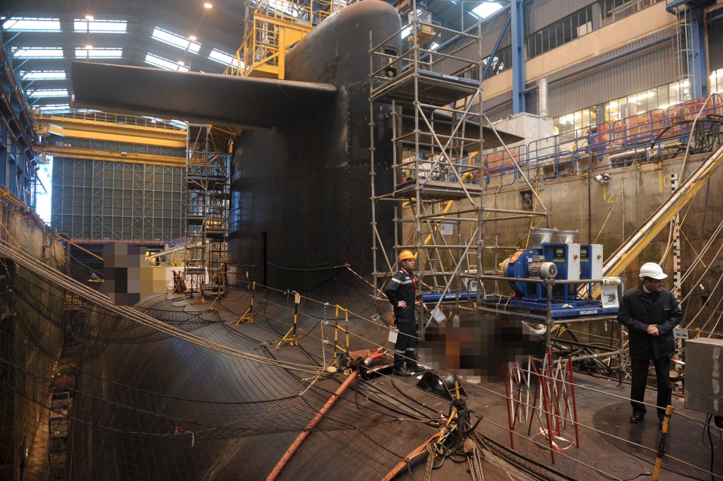 Un sous-marin de la marine française est photographié le 2 février 2017 sur l'Île Longue, base du SNLE, les sous-marins lance-missiles français, basés sur une presqu'île de la rade de Brest dans l'ouest de la France. / AFP / FRED TANNEAU (Le crédit photo doit se lire FRED TANNEAU/AFP via Getty Images)