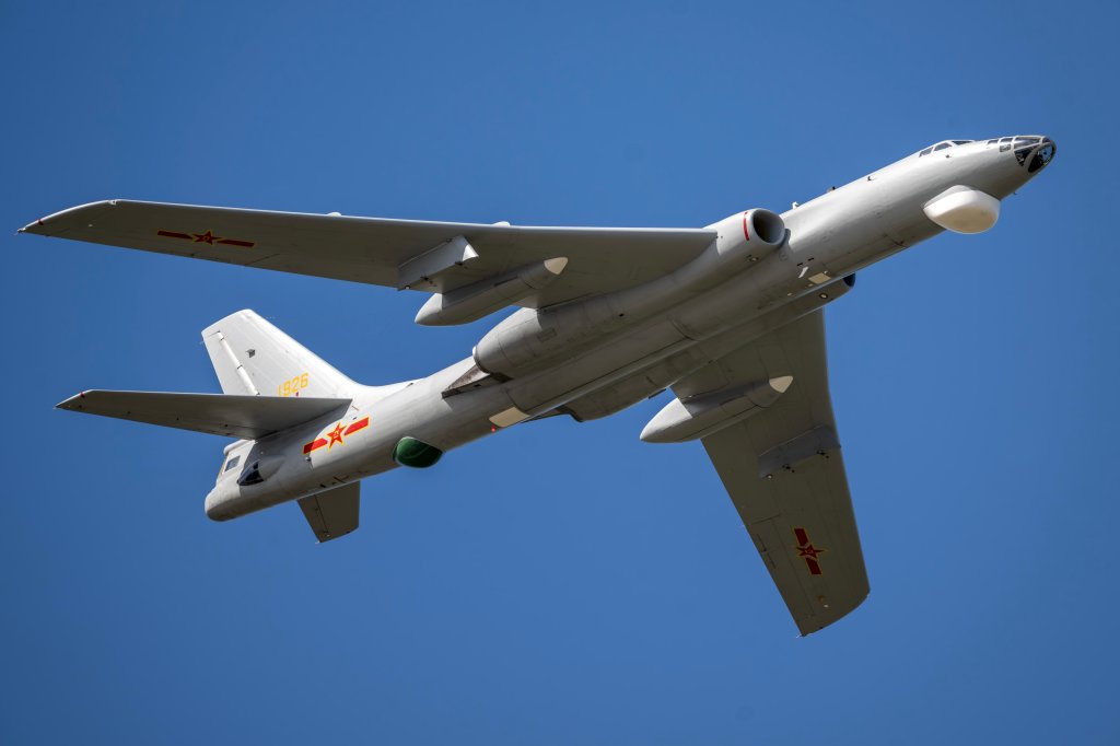 CHANGCHUN, CHINE - 16 SEPTEMBRE : le bombardier H-6 assiste à une répétition en vol avant le spectacle aéronautique de Changchun 2025 le 16 septembre 2025 à Changchun, province du Jilin en Chine. Les activités de la journée portes ouvertes de l'aviation de l'Armée populaire de libération de Chine (PLAAF) et le salon aéronautique de Changchun 2025 se tiendront du 19 au 23 septembre à Changchun. (Photo de Cao Nan/VCG via Getty Images)