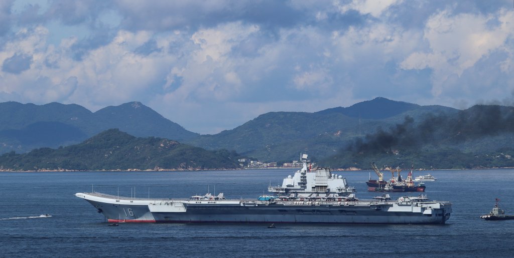 Le porte-avions Liaoning de type 001 du navire de la marine chinoise (CNS) quitte les eaux de Hong Kong le mardi matin 11 juillet 2017. 11 JUILLET 2017 SCMP / Roy Issa (Photo de Roy Issa/South China Morning Post via Getty Images)