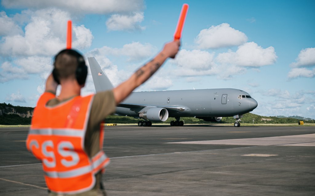 Un gestionnaire d'aérodrome de l'US Air Force affecté au 6e Escadron expéditionnaire de ravitaillement en vol rassemble un KC-46A Pegasus sur la ligne de vol à Frederiksted, Sainte-Croix, le 29 octobre 2025. Les forces militaires américaines sont déployées dans les Caraïbes pour soutenir la mission du Commandement Sud des États-Unis, les opérations dirigées par le ministère de la Guerre et les priorités du président visant à perturber le trafic de drogues illicites et à protéger la patrie. (Photo de l'US Air Force)