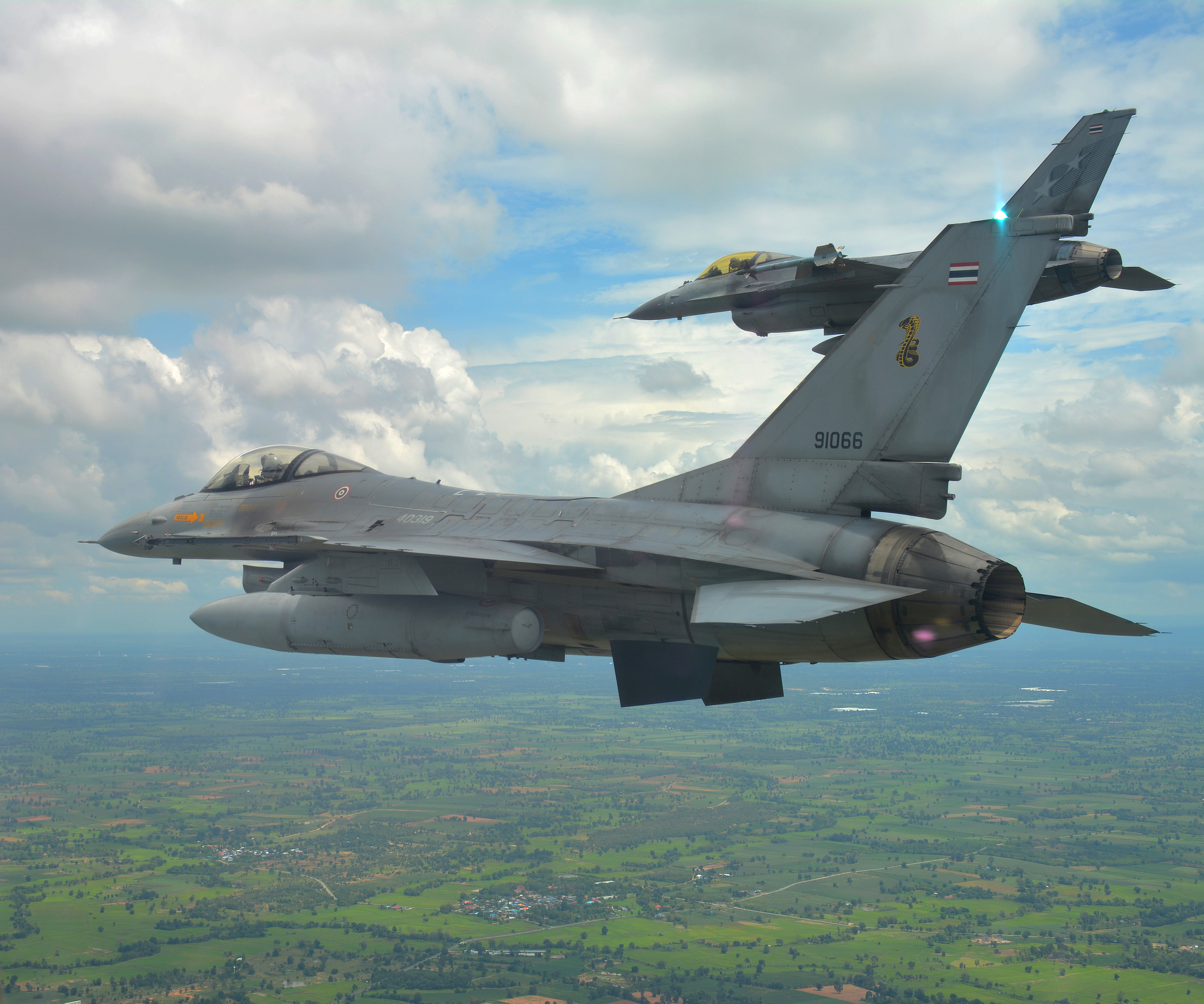 Une paire de F-16 de la Royal Thai Air Force vole en formation lors de l'exercice Thai Boomerang 2019. *** Légende locale *** Le 1er Escadron (1SQN) participe à l'exercice Thai Boomerang 2019, un exercice de chasse bilatéral entre la Royal Thai Air Force et la Royal Australian Air Force à la base aérienne de Korat, en Thaïlande. L'exercice exposera le 1SQN à des opérations d'entraînement au combat aérien différent et d'emploi de grandes forces dans la zone d'opérations du Sud-Est, et renforcera encore les relations entre l'Australie et la Thaïlande.