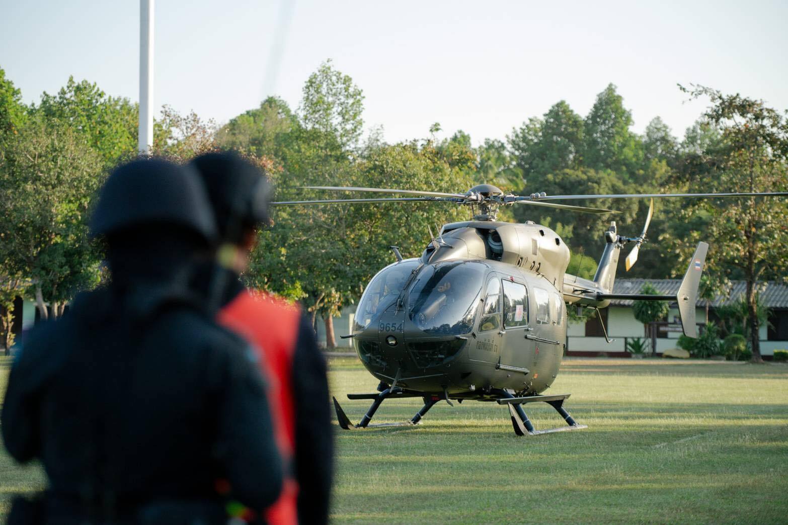 THAÏLANDE - DÉCEMBRE 08 : (----USAGE ÉDITORIAL UNIQUEMENT - CRÉDIT OBLIGATOIRE - ' L'ARMÉE ROYALE THAI / DOCUMENT' - AUCUNE CAMPAGNE DE MARKETING AUCUNE PUBLICITÉ - DISTRIBUÉE COMME SERVICE AUX CLIENTS----) UN soldat thaïlandais blessé par balle par des soldats cambodgiens est transporté à l'hôpital par hélicoptère pour un traitement médical en Thaïlande le 08 décembre 2025. Le Thaïlandais La famille royale a critiqué l'affirmation du Cambodge selon laquelle aucun coup de feu n'avait été tiré et a fourni des preuves concluantes que des soldats cambodgiens avaient ouvert le feu sur le territoire thaïlandais, blessant deux soldats. (Photo de l'Armée royale thaïlandaise / Document/Anadolu via Getty Images)