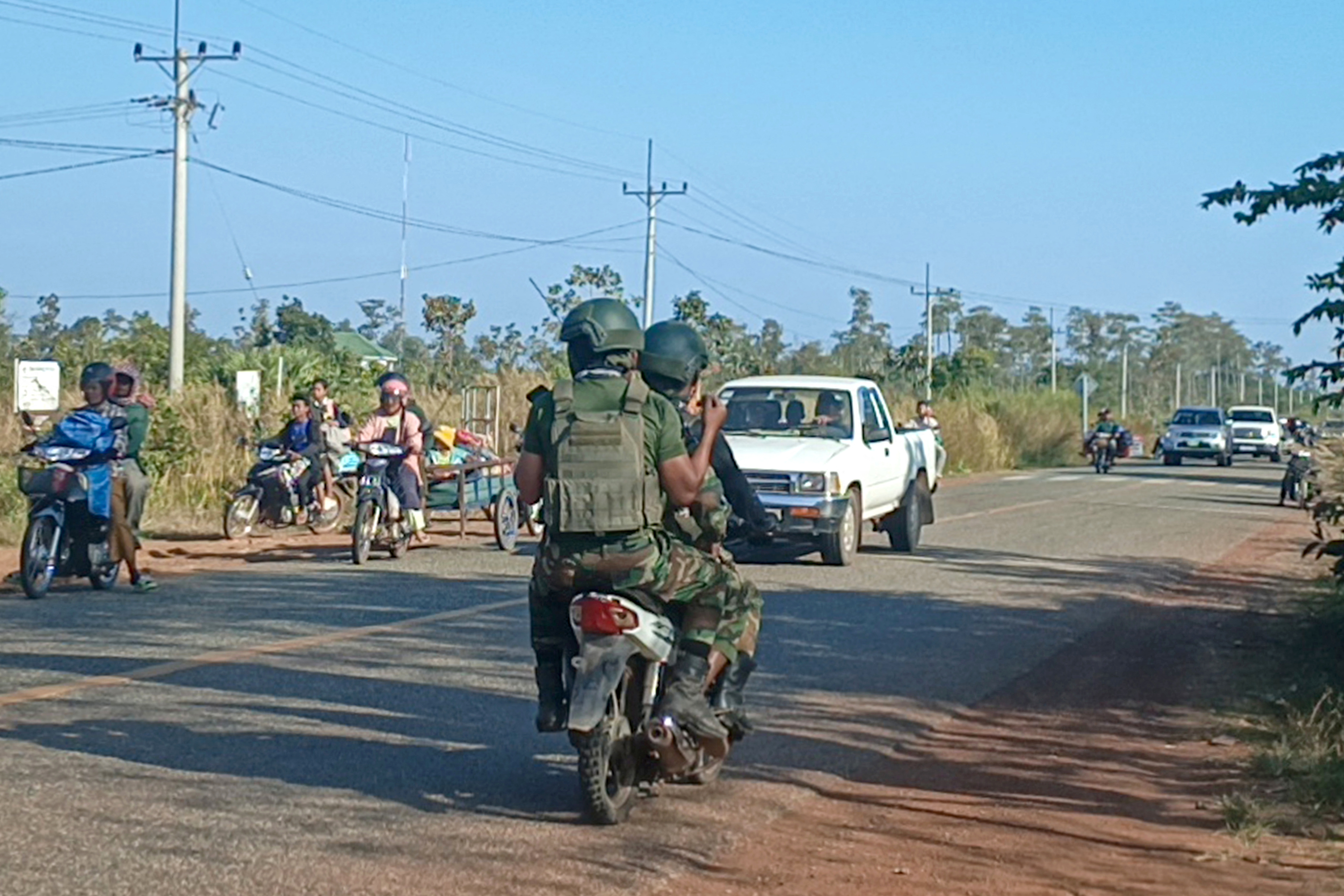 Des soldats cambodgiens (au centre) conduisent leur moto alors que les résidents locaux évacuent à la suite d'affrontements le long de la frontière entre le Cambodge et la Thaïlande, dans la province de Preah Vihear, le 8 décembre 2025. Un soldat thaïlandais a été tué et plusieurs autres ont été blessés lors de nouveaux affrontements frontaliers avec le Cambodge, a déclaré l'armée thaïlandaise le 8 décembre 2025, les deux parties s'échangeant la responsabilité de la dernière éruption de combats le long de leur frontière. (Photo par AFP via Getty Images)