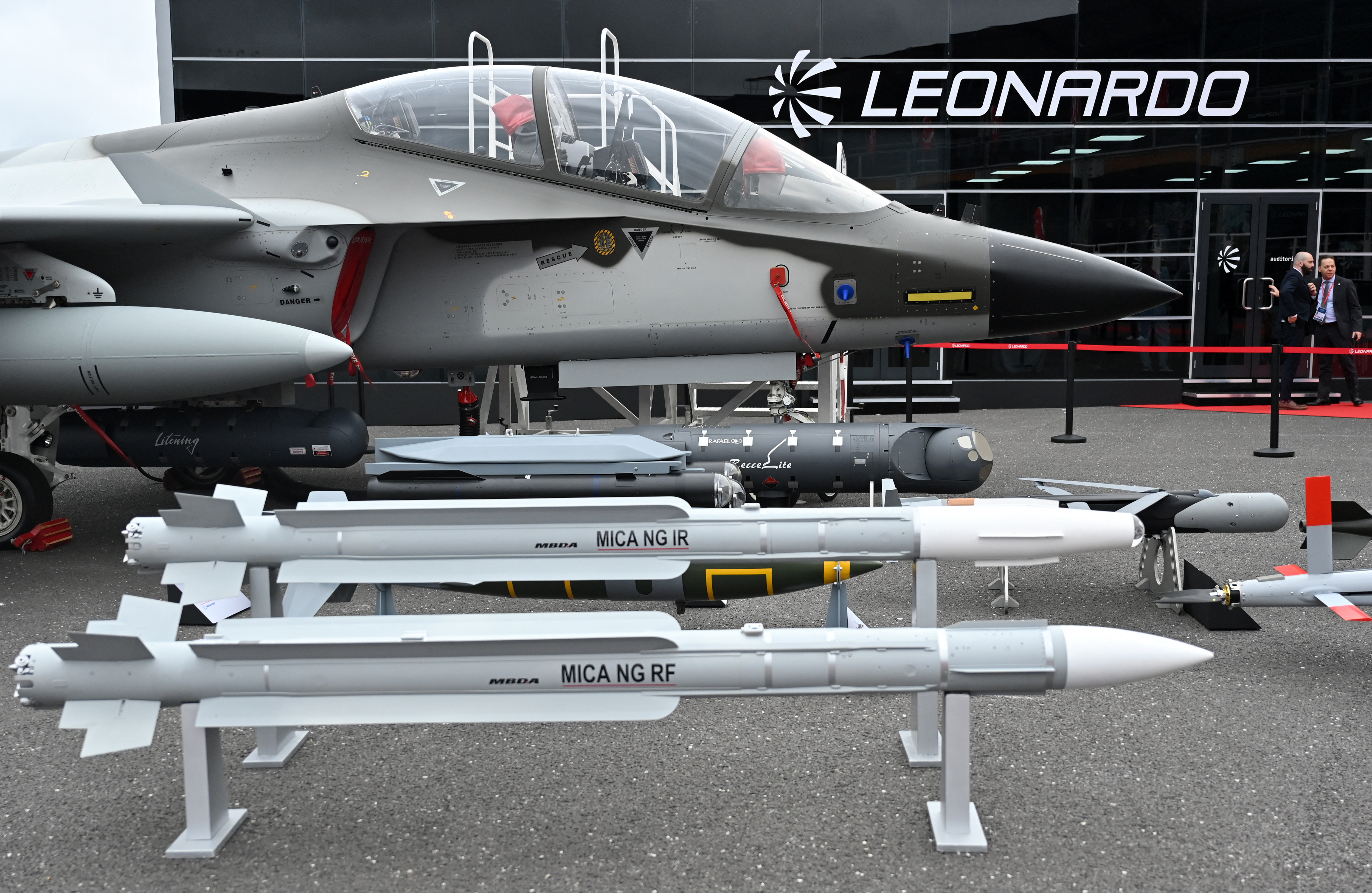 Un avion de combat d'attaque Leonardo Aermacchi M-346 FA est photographié avec les missiles air-air MICA NG IR (C) et MICA NG IR de MBDA, devant le stand Leonardo le deuxième jour du salon aéronautique international de Farnborough 2024, au sud-ouest de Londres, le 23 juillet 2024. (Photo de JUSTIN TALLIS / AFP) (Photo de JUSTIN TALLIS/AFP via Getty Images)