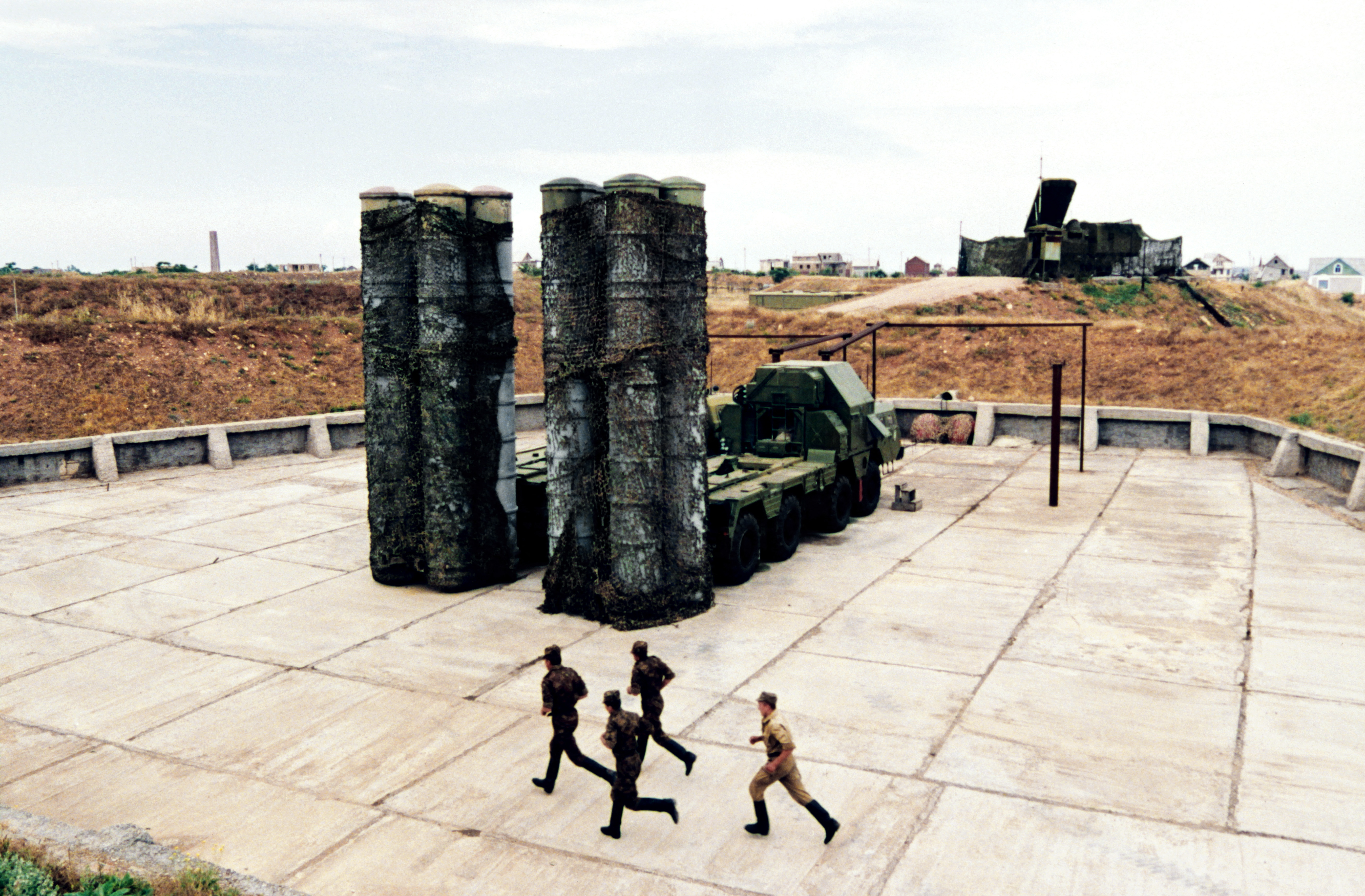 Des soldats ukrainiens se précipitent vers la station antimissile S-300 de fabrication soviétique lors de leur entraînement près de la grande base navale de la mer Noire, en Crimée, le 2 juillet 1995, à Sébastopol. (Photo de VALERY SOLOVJEV / AFP) (Photo de VALERY SOLOVJEV/AFP via Getty Images)