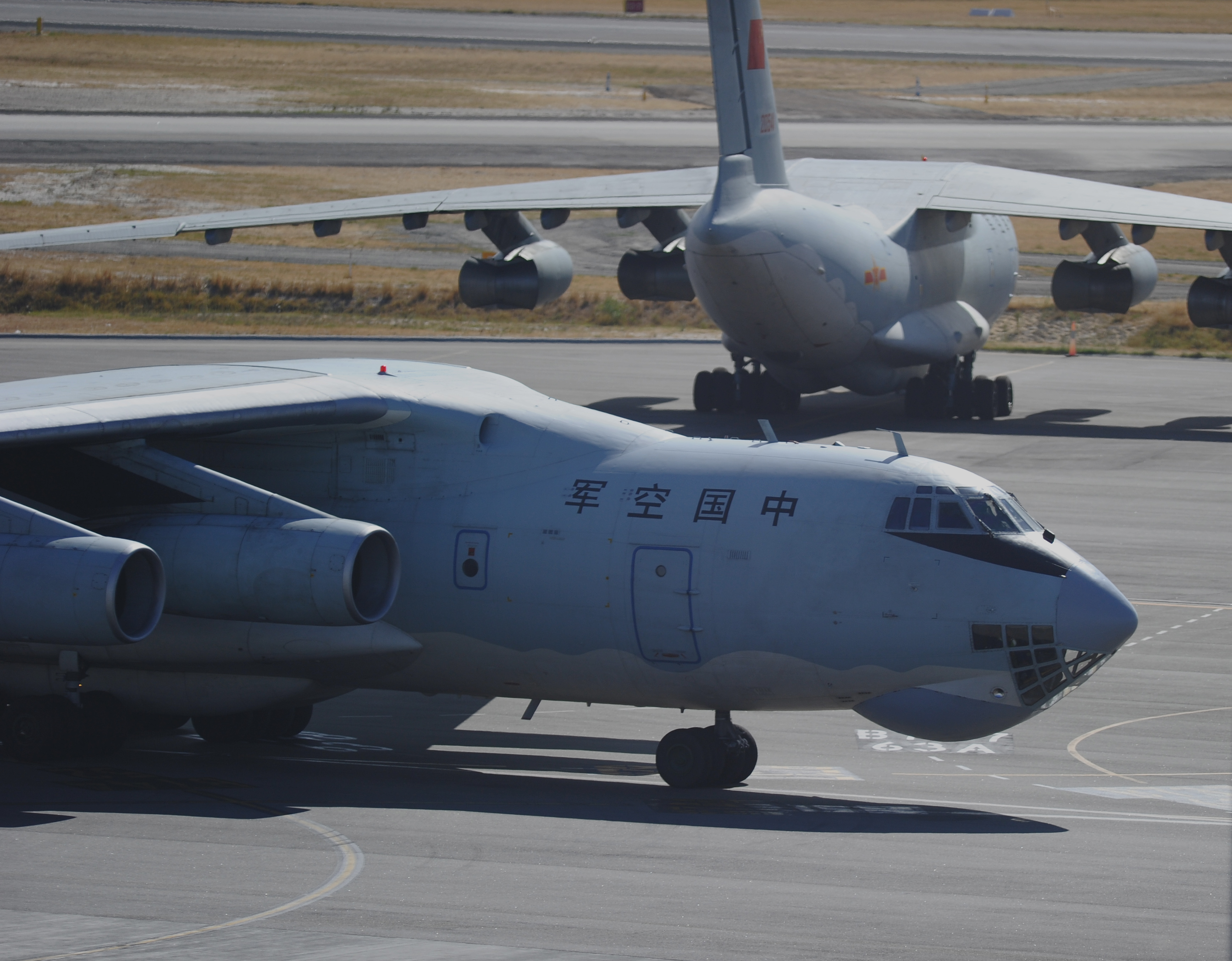 PERTH, AUSTRALIE - 16 AVRIL : Un avion chinois Ilyushin IL-76 se prépare à décoller de l'aéroport international de Perth pour participer aux efforts de recherche internationaux visant à localiser le vol MH370 de Malaysia Airways disparu le 16 avril 2014 à Perth, en Australie. Vingt-six pays ont participé à la recherche du vol MH370 de Malaysia Airlines depuis sa disparition il y a plus d'un mois. (Photo de Greg Wood – Piscine/Getty Images)