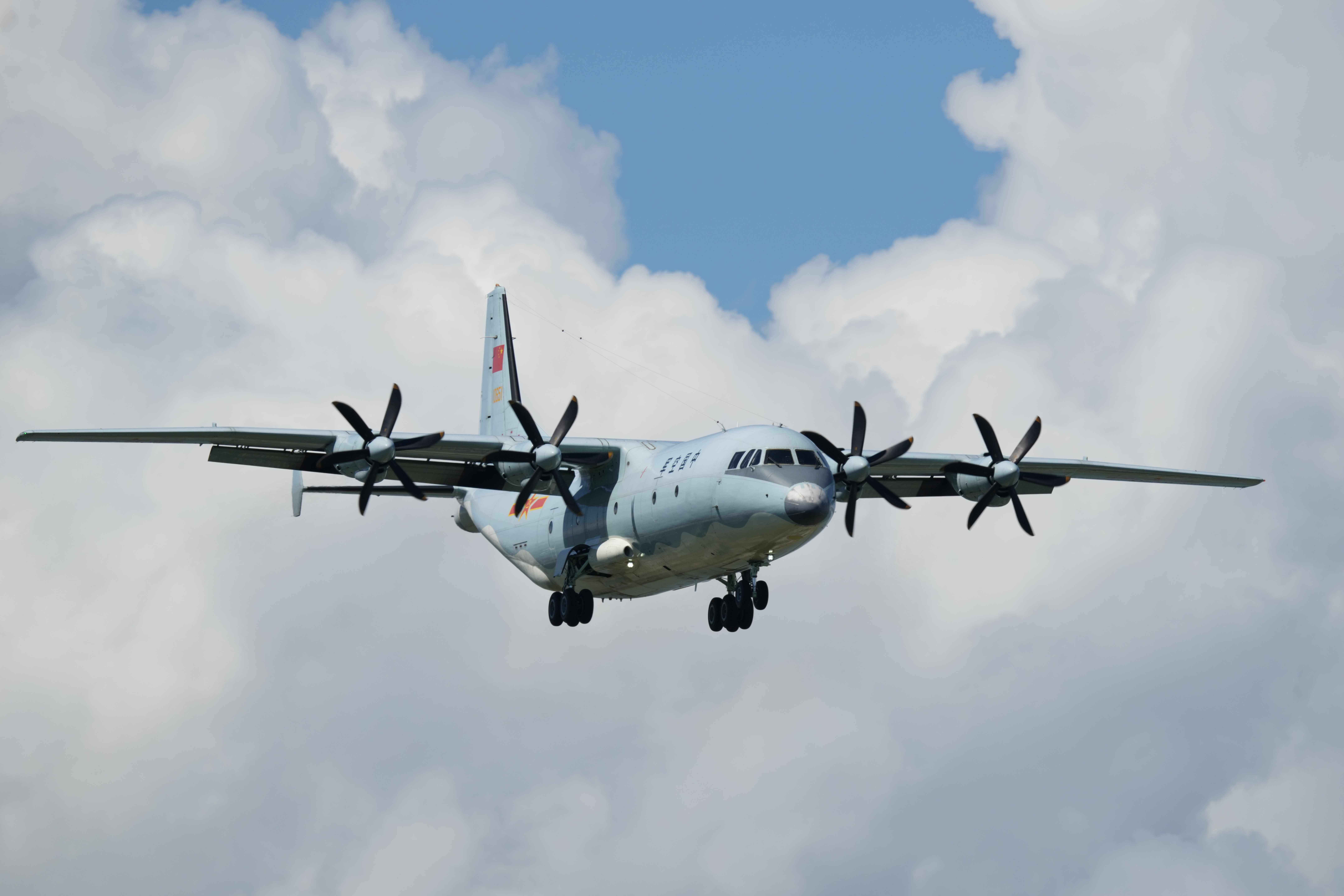 ZHUHAI, CHINE - 22 SEPTEMBRE : un avion de transport Y-9 vole dans le ciel avant le prochain salon aéronautique China 2021 le 22 septembre 2021 à Zhuhai, province de Guangdong en Chine. (Photo de Yue Shuhua/VCG via Getty Images)
