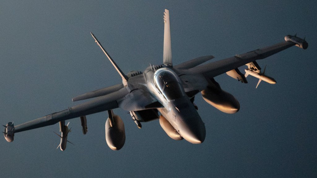 Un contingent de six avions de guerre électronique EA-18G Growler de l'US Navy, soit à peu près un escadron complet, est désormais déployé vers l'avant sur l'ancienne base navale de Roosevelt Roads à Porto Rico.