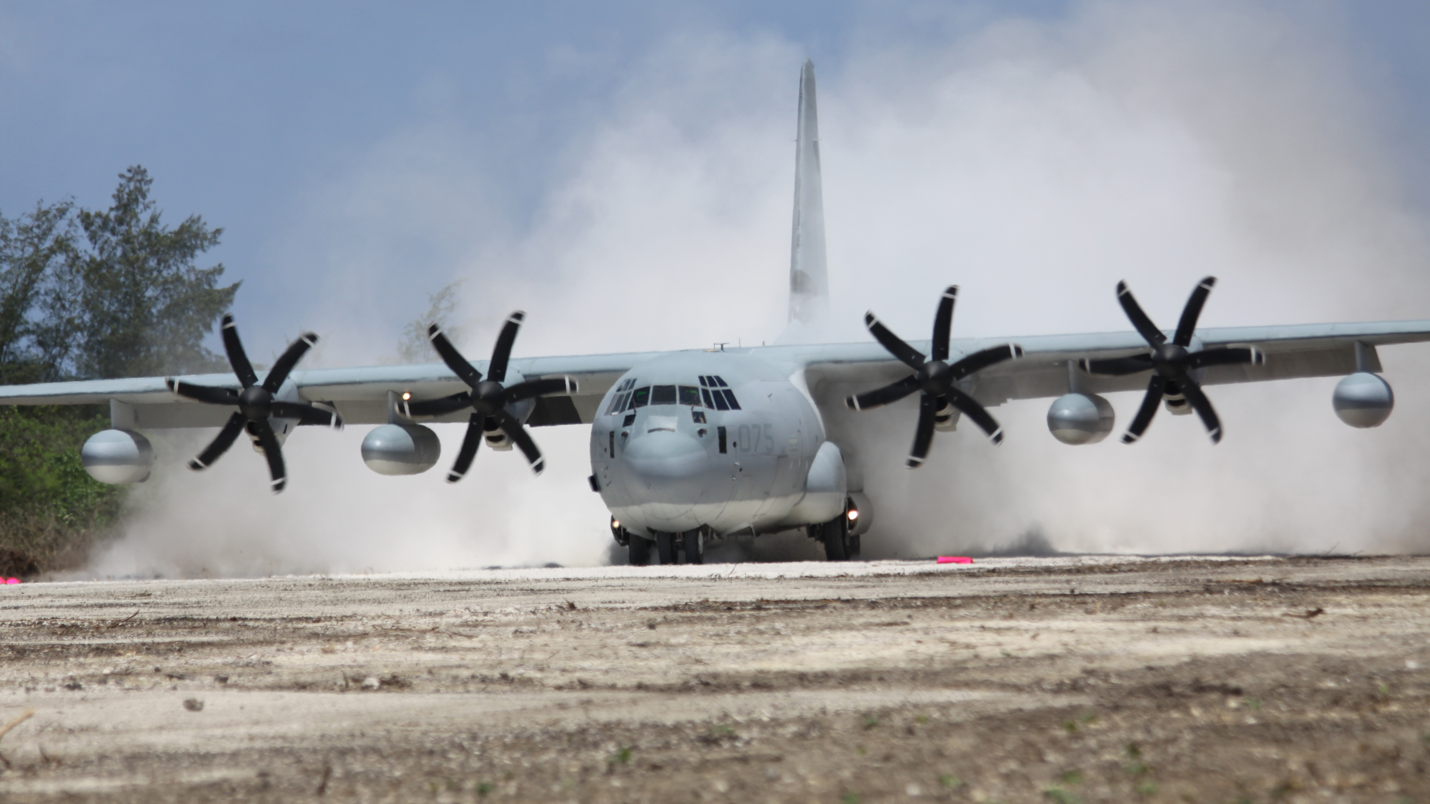 Un avion KC-130J Hercules atterrit sur la piste North Field de l'île Tinian, le 30 mai, lors de l'exercice Geiger Fury 2012. L'avion a été le premier à atterrir sur la piste depuis 1947. La piste a été dégagée et réparée par des éléments de l'escadron de soutien de l'aile marine 171 au cours de l'exercice Geiger Fury 2012, qui vise à accroître la préparation de l'aviation et à simuler des opérations dans un environnement austère déployé. L'avion fait partie du Marine Aerial Refueler Transport Squadron 152, Marine Aircraft Group 36, 1st Marine Aircraft Wing, III Marine Expeditionary Force. MWSS-171 est avec MAG-12, 1er MAW, III MEF.