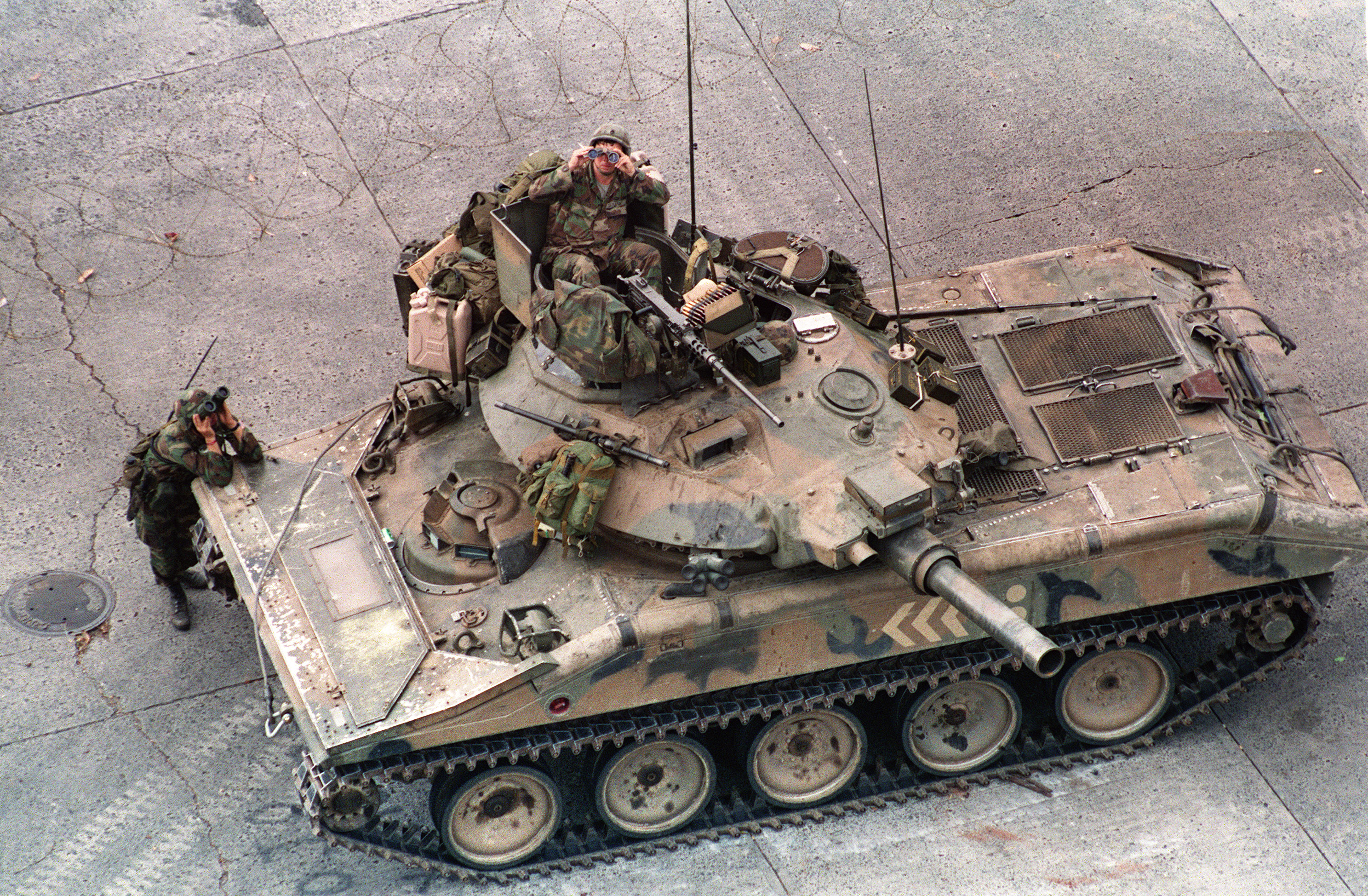 Les troupes américaines inspectent les bâtiments entourant l'ambassade du Vatican à Panama lors de l'opération Just Cause, le 28 décembre 1989, alors que les forces restent déployées pour maintenir Manuel Noriega à l'intérieur de l'établissement. Noriega reste sous asile à l'ambassade du Vatican pendant que les États-Unis négocient son sort. Le 20 décembre 1989, l'armée américaine envahit le pays pour destituer du pouvoir le général panaméen Manuel Antonio Noriega et l'amener aux États-Unis pour y être jugé pour trafic de drogue. (Le crédit photo doit se lire BOB PEARSON/AFP via Getty Images)