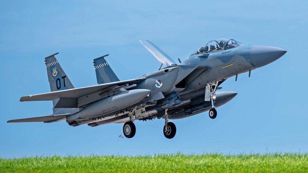 Un F-15EX Eagle II de la US Air Force, affecté au 85e Escadron d'essais et d'évaluation de la base aérienne d'Eglin, en Floride, atterrit à la base aérienne de Kadena, au Japon, le 16 juillet 2025. Le F-15EX joue un rôle essentiel dans la guerre moderne, offrant une capacité supplémentaire substantielle pour les incendies à longue portée, les capteurs et la guerre électronique dans les zones contestées, complétant ainsi les chasseurs de 5e génération.