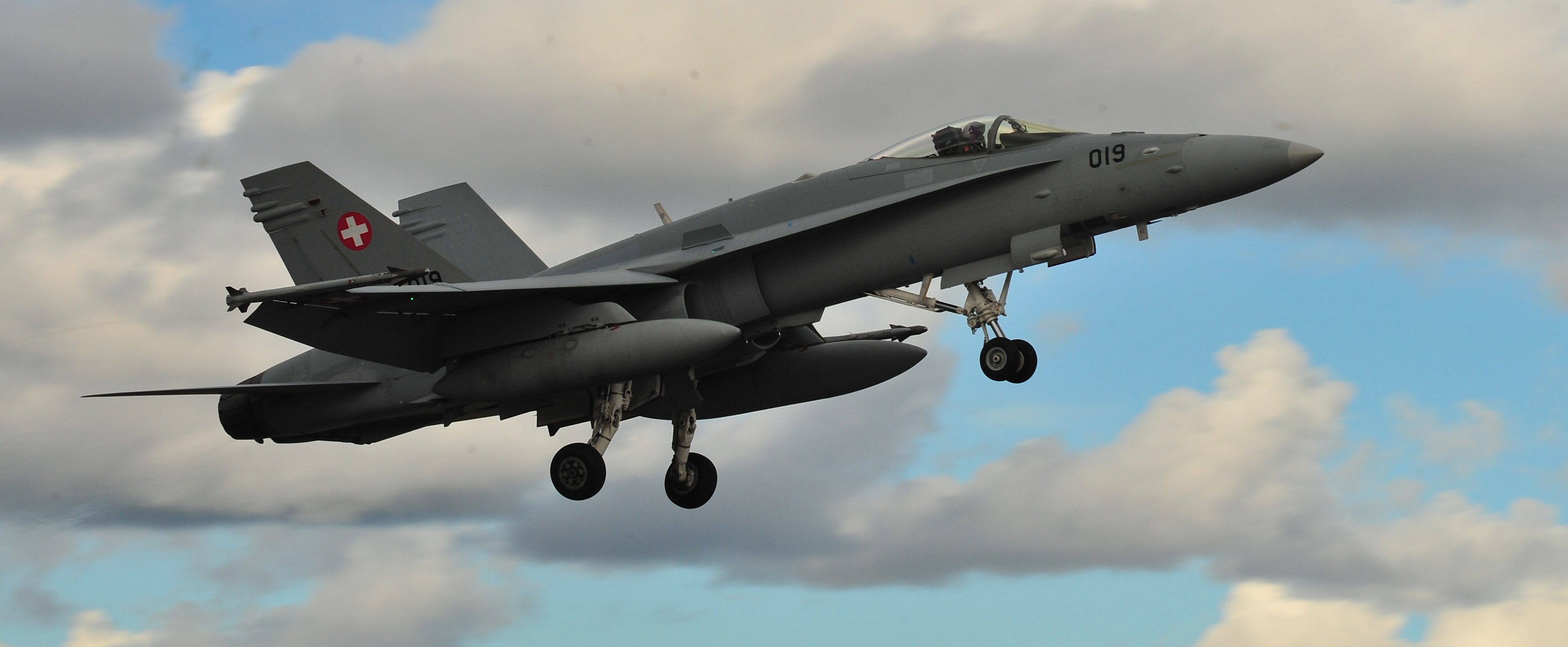 Un F-18 Hornet de l'armée de l'air suisse décolle de cette piste le 3 septembre, à l'appui du Nordic Air Meet 2012. L'exercice d'entraînement multinational a réuni plus de 50 avions des États-Unis, de Grande-Bretagne, du Danemark, de Finlande, de Suisse et de Suède pour participer à des missions de formation de jeux de rôle tactiques. L'exercice de trois semaines a permis aux différentes nations d'échanger des tactiques et des capacités aériennes pour améliorer l'efficacité de la puissance de combat dans des environnements solo et interarmées tout en établissant et en renforçant les partenariats internationaux. (Photo de l'US Air Force par un membre de la 1re classe Dillon Davis/libéré)