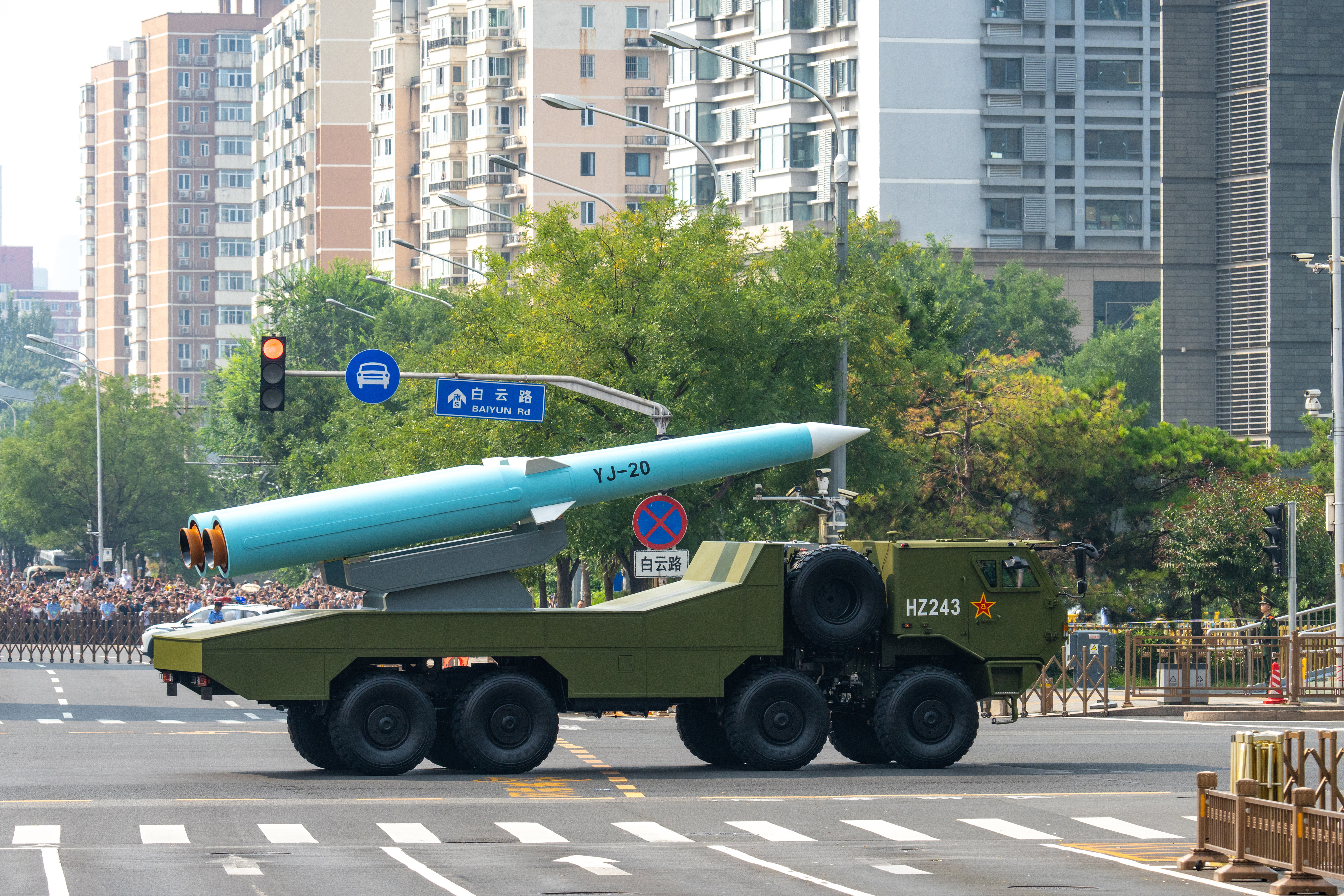 BEIJING, CHINE - 03 SEPTEMBRE : Les missiles balistiques antinavires hypersoniques YJ-20 sont examinés lors du défilé militaire du V-Day le 3 septembre 2025 à Pékin, en Chine. La Chine a dévoilé pour la première fois ses forces stratégiques terrestres, maritimes et aériennes en tant que triade nucléaire lors du défilé militaire du V-Day mercredi lors d'un grand rassemblement pour commémorer le 80e anniversaire de la victoire dans la guerre de résistance du peuple chinois contre l'agression japonaise et la guerre antifasciste mondiale. (Photo par VCG/VCG via Getty Images)