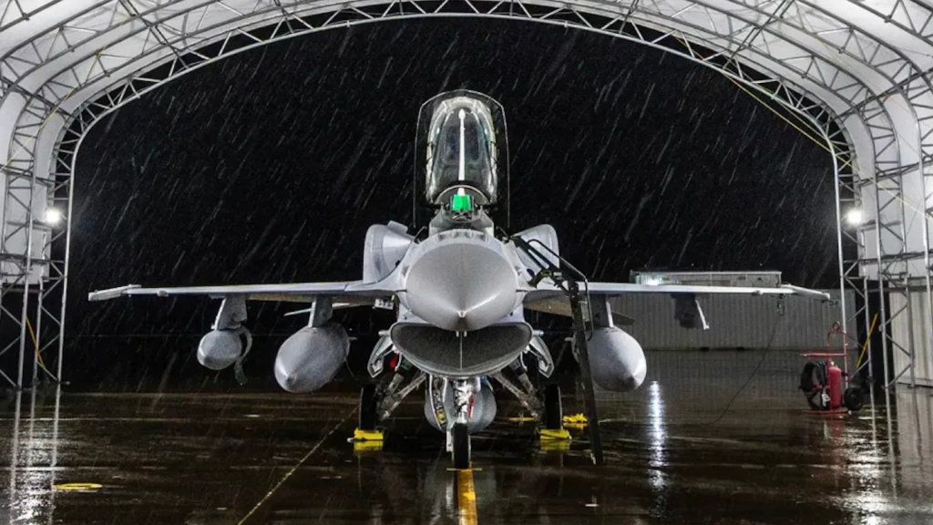 Le Pérou a reçu l'autorisation d'acheter 12 avions F-16C/D Block 70, ce qui en ferait le quatrième opérateur sud-américain du chasseur Lockheed Martin. Si l'acquisition se concrétise, elle confirmera également l'abandon par l'armée de l'air péruvienne des avions de combat de fabrication russe, qui représentent actuellement une part importante de sa flotte. Ces avions sont désormais de plus en plus difficiles à soutenir et, d’une manière générale, l’invasion à grande échelle de l’Ukraine par Moscou a eu de graves conséquences sur ses exportations d’armes.