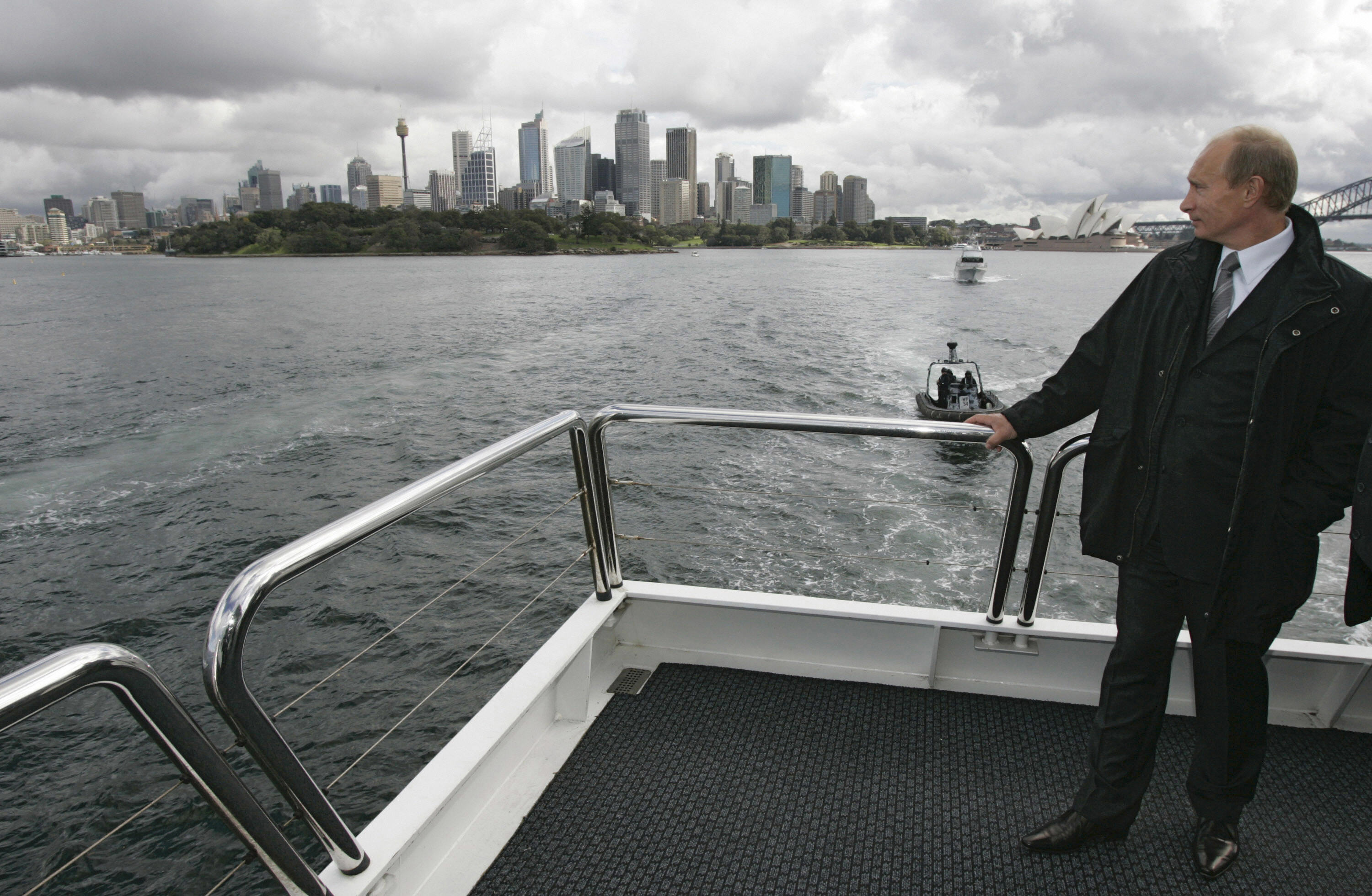 Le président russe Vladimir Poutine se tient à bord d'un yacht lors d'une navigation le long du port de Sydney, le 7 septembre 2007, avant l'ouverture du sommet de la Coopération économique Asie-Pacifique (APEC). Les 21 dirigeants de l'APEC tiendront leur réunion annuelle du 8 au 10 septembre. PHOTO AFP / RIA NOVOSTI / PISCINE DU KREMLIN / DMITRY ASTAKHOV (Le crédit photo doit se lire DMITRY ASTAKHOV/AFP via Getty Images)