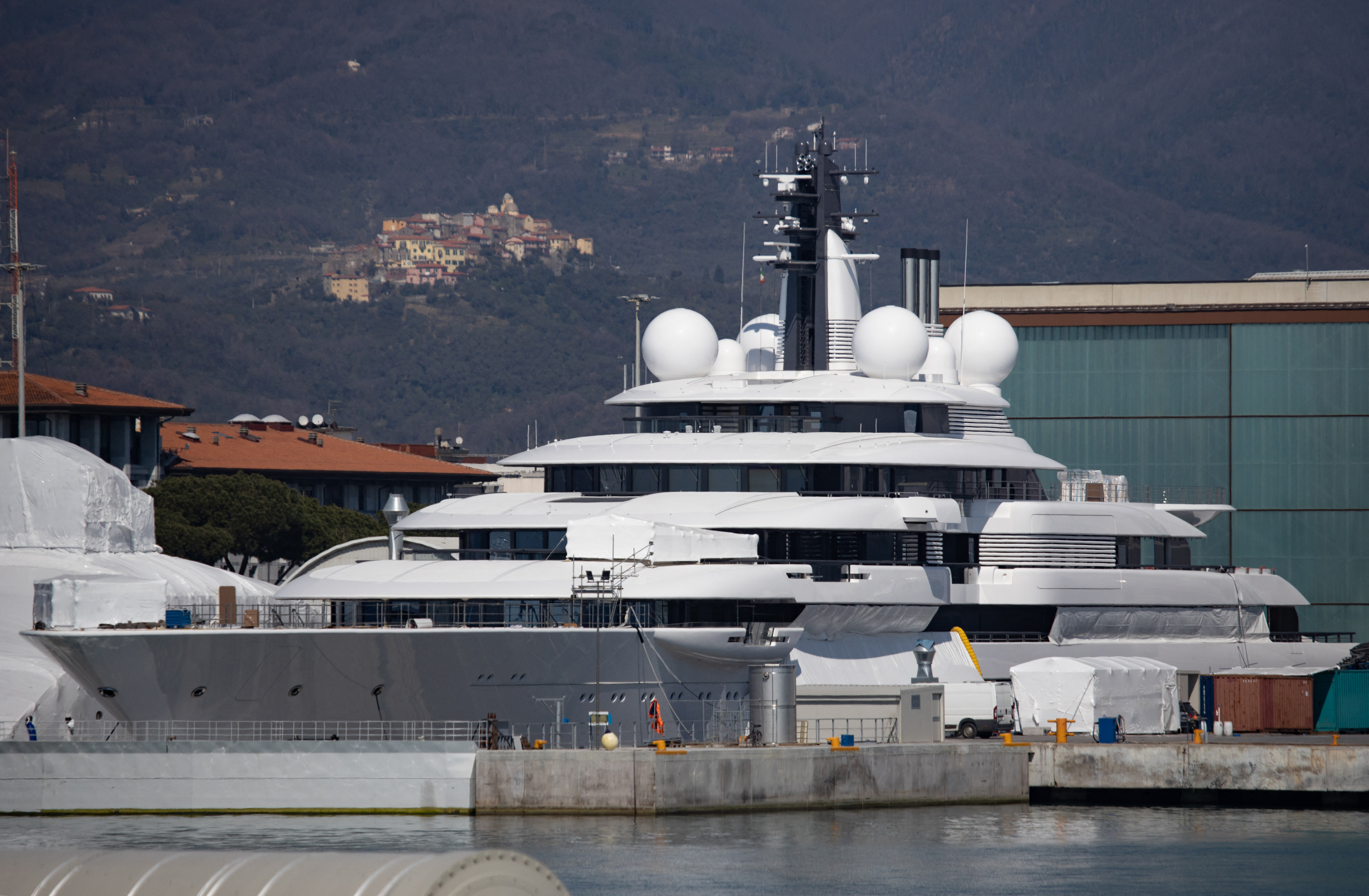 Une vue montre le méga yacht de plusieurs millions de dollars Scheherazade, amarré au port toscan de Marina di Carrara, en Toscane, le 22 mars 2022. La propriété du méga yacht de plusieurs millions de dollars Scheherazade, amarré sur la côte toscane, est actuellement la source de spéculations selon lesquelles il appartient à un oligarque russe, ou peut-être même au président Vladimir Poutine lui-même. Le 22 mars, le président ukrainien Volodymyr Zelensky a exhorté les législateurs italiens à empêcher que leur pays ne soit un terrain de jeu pour l'élite russe, tout en avertissant que les pénuries alimentaires déclenchées par la guerre risquaient de provoquer une nouvelle crise des migrants. (Photo de Federico SCOPPA / AFP) (Photo de FEDERICO SCOPPA/AFP via Getty Images)
