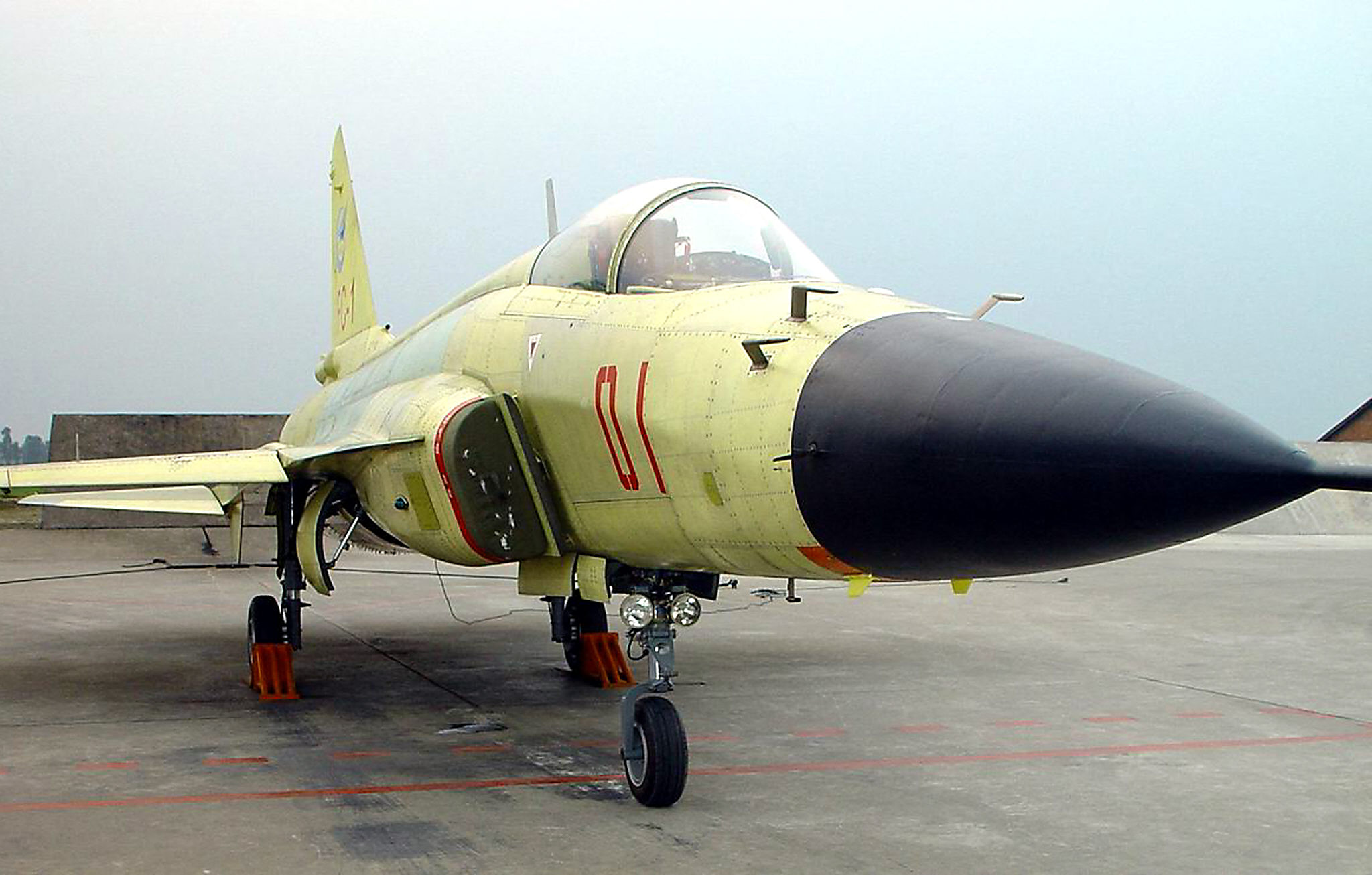 TOPSHOT - Une photo d'archives non datée du prototype du FC-1, également connu sous le nom de JF-17 Thunder ou Super J-7, à Chengdu, dans la province du Sichuan (sud-ouest de la Chine). L'armée de l'air chinoise envisage l'achat d'un avion de combat sino-pakistanais qui pourrait considérablement améliorer les perspectives du FC-1 sur le marché mondial, après qu'un vol d'essai public a été effectué en grande pompe mercredi dans la ville de Chengdu, dans le sud-est de la province du Sichuan, en présence du chef de l'armée de l'air pakistanaise, Kaleem Saadat, à la cérémonie. (CHINA OUT) PHOTO AFP (Photo de KANWA NEWS / AFP) (Photo de STR/KANWA NEWS/AFP via Getty Images)