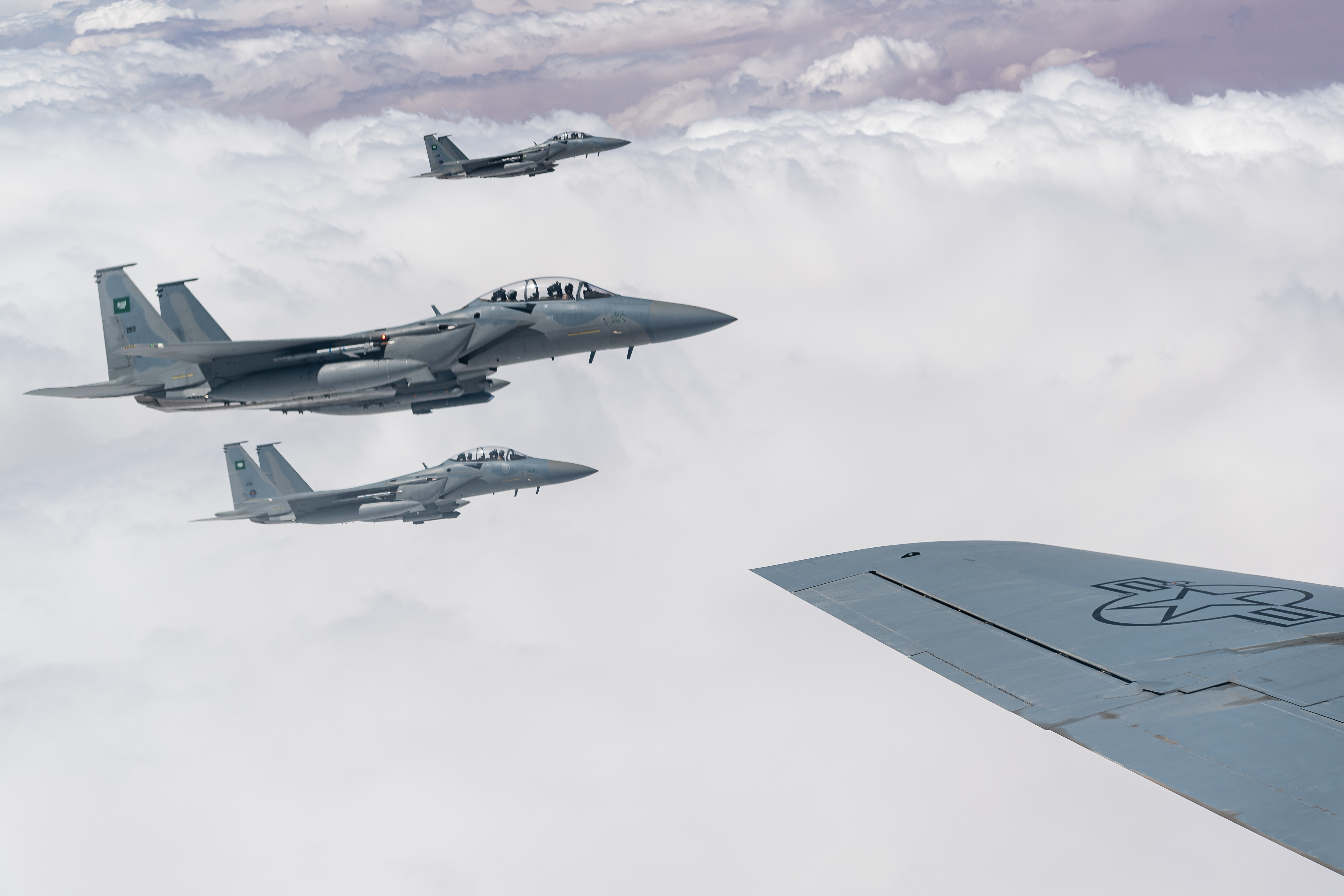 Quatre F-15 de la Royal Saudi Air Force volent en formation avec des F-15 Strike Eagles de l'US Air Force au-dessus de la zone de responsabilité du Commandement central des États-Unis, le 10 septembre 2020. L'AFCENT continue de construire et de renforcer ses partenaires en s'entraînant les uns à côté des autres, en intégrant les capacités et en augmentant l'interopérabilité, pour projeter des emplois de combat agiles à partir d'emplacements établis et austères dans toute la zone de responsabilité du Commandement central des États-Unis. (Photo de l'US Air Force par le sergent d'état-major Justin Parsons)