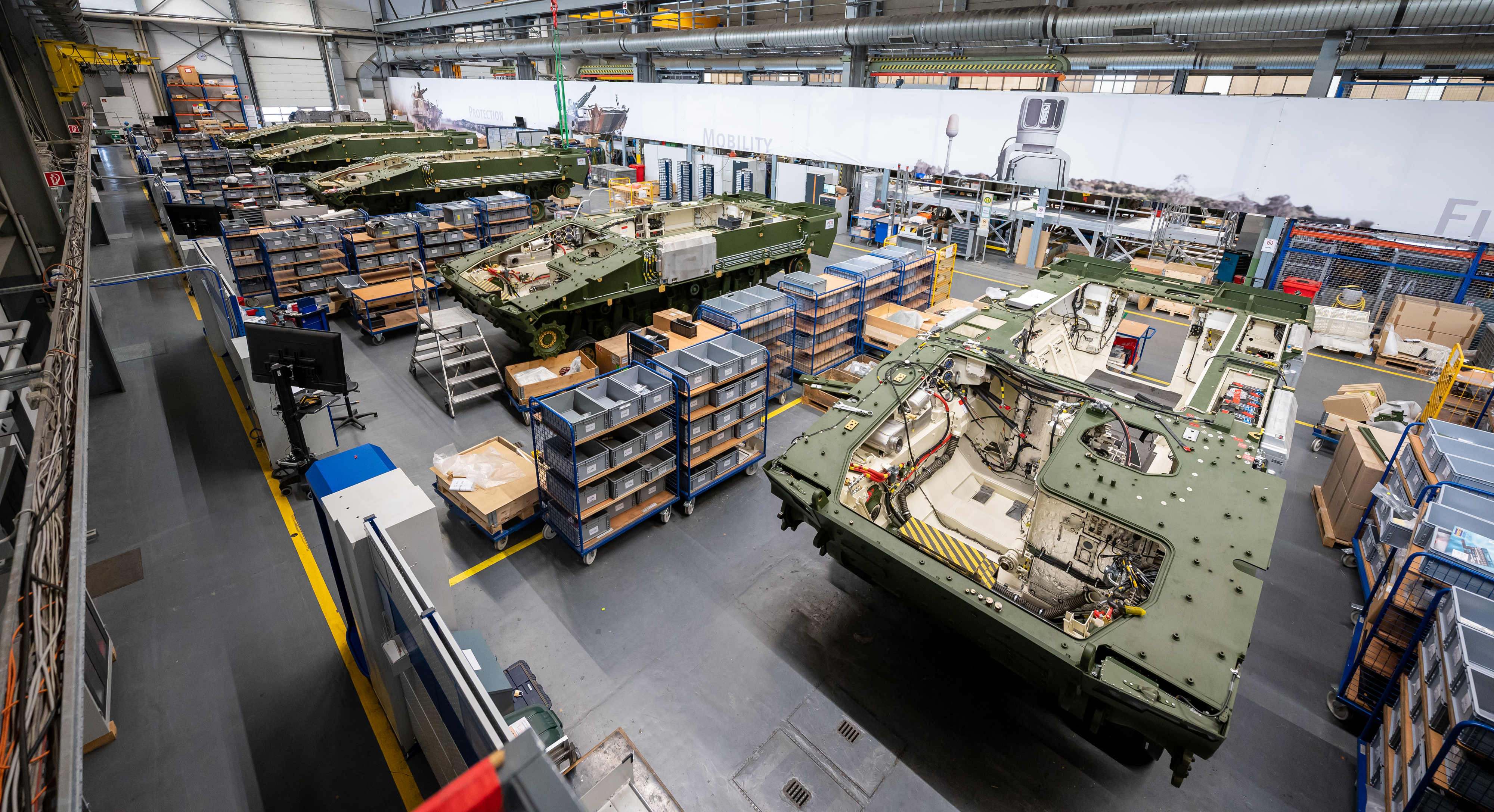 06 juin 2023, Basse-Saxe, Unterlüß : les véhicules de combat d'infanterie Lynx se trouvent dans un hall de production de Rheinmetall. Photo : Philipp Schulze/dpa (Photo de Philipp Schulze/photo alliance via Getty Images)