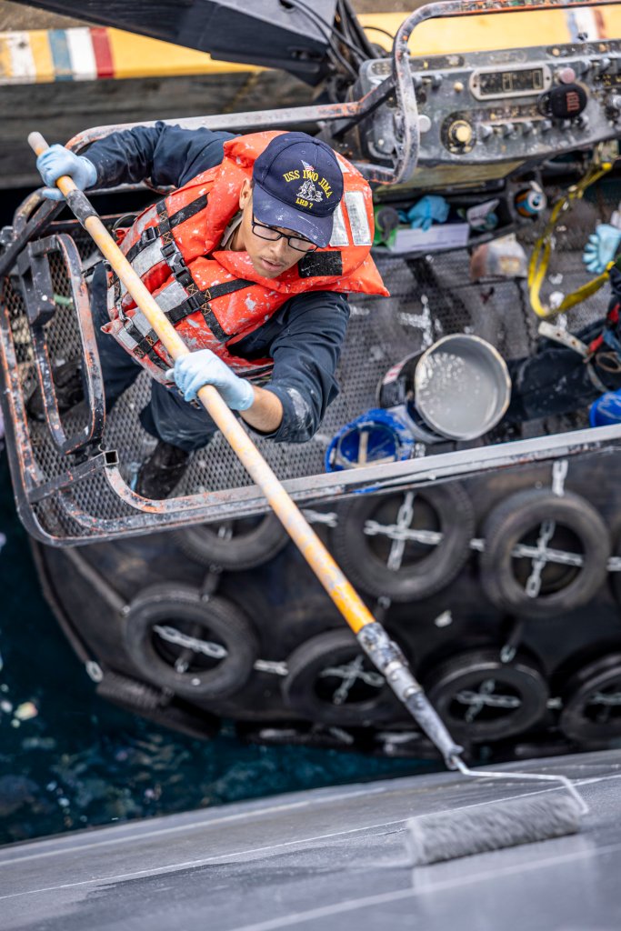 Des marins américains, affectés au groupe amphibie Iwo Jima, peignent la coque du navire d'assaut amphibie de classe Wasp USS Iwo Jima (LHD 7) à Sainte-Croix, dans les îles Vierges américaines, le 15 décembre 2025. Les forces militaires américaines sont déployées dans les Caraïbes pour soutenir la mission du Commandement Sud des États-Unis, les opérations dirigées par le ministère de la Guerre et les priorités du président visant à perturber le trafic de drogues illicites et à protéger la patrie. (Photo de la marine américaine)