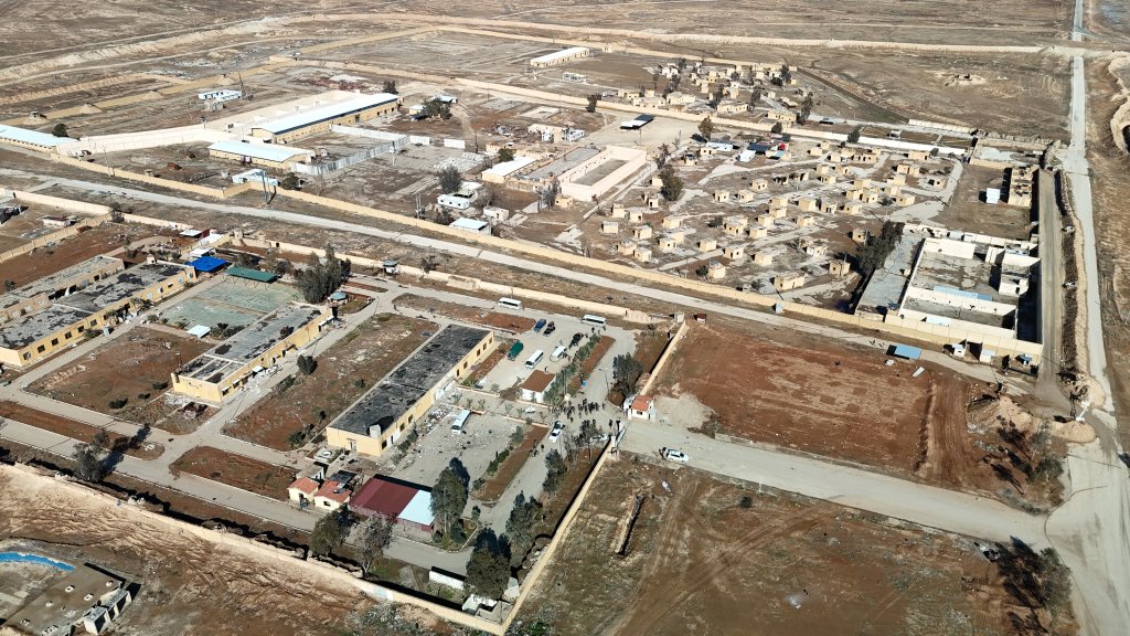 AL-HASAKAH, SYRIE - 20 JANVIER : Une vue aérienne montre une prison de la ville d'Al-Shaddadah, où les FDS auraient libéré des membres de l'organisation terroriste Daesh un jour plus tôt à Al-Hasakah, dans le nord-est de la Syrie, le 20 janvier 2026. (Photo de Bakr Al Kasem/Anadolu via Getty Images)