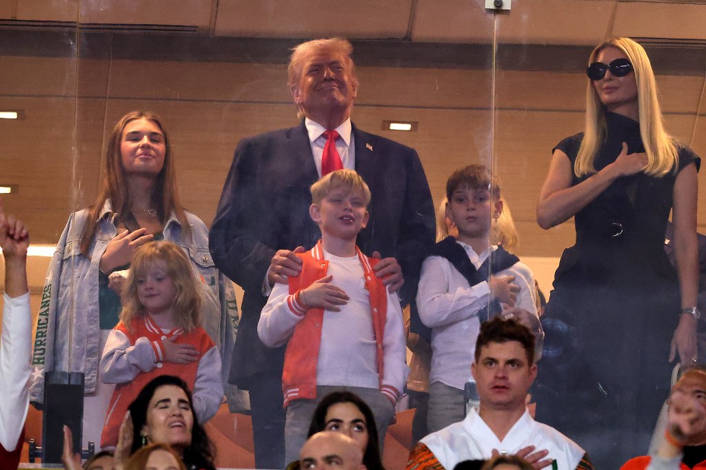 MIAMI GARDENS, FLORIDE - 19 JANVIER : le président américain Donald Trump représente l'hymne national avec sa famille avant un match entre les Hurricanes de Miami et les Hoosiers de l'Indiana lors du championnat national des éliminatoires de football universitaire 2026 au Hard Rock Stadium le 19 janvier 2026 à Miami Gardens, en Floride. (Photo par Alex Slitz/Getty Images)