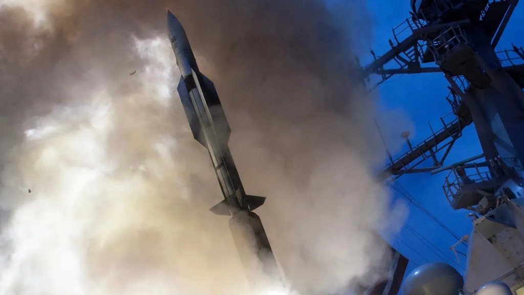 Le missile SM-6 de la Marine est devenu une star de la capacité multirôle et un brillant exemple de la manière dont le reconditionnement de systèmes existants avec de nouvelles technologies peut donner de grands résultats. Le missile peut abattre des menaces respiratoires comme les avions et les missiles de croisière, il peut écraser les missiles balistiques entrants dans les phases terminales du vol, il peut attaquer des cibles maritimes et il a même un potentiel d’attaque terrestre latent. Il est également compatible réseau et peut attaquer des cibles bien au-delà de la portée des capteurs de sa plate-forme de lancement en utilisant des données télémétriques liées à une plate-forme tierce, comme un chasseur à réaction. Il fait tout cela sur de longues distances, atteignant plus de 150 milles depuis sa cellule de lancement vertical à bord des destroyers et croiseurs américains.