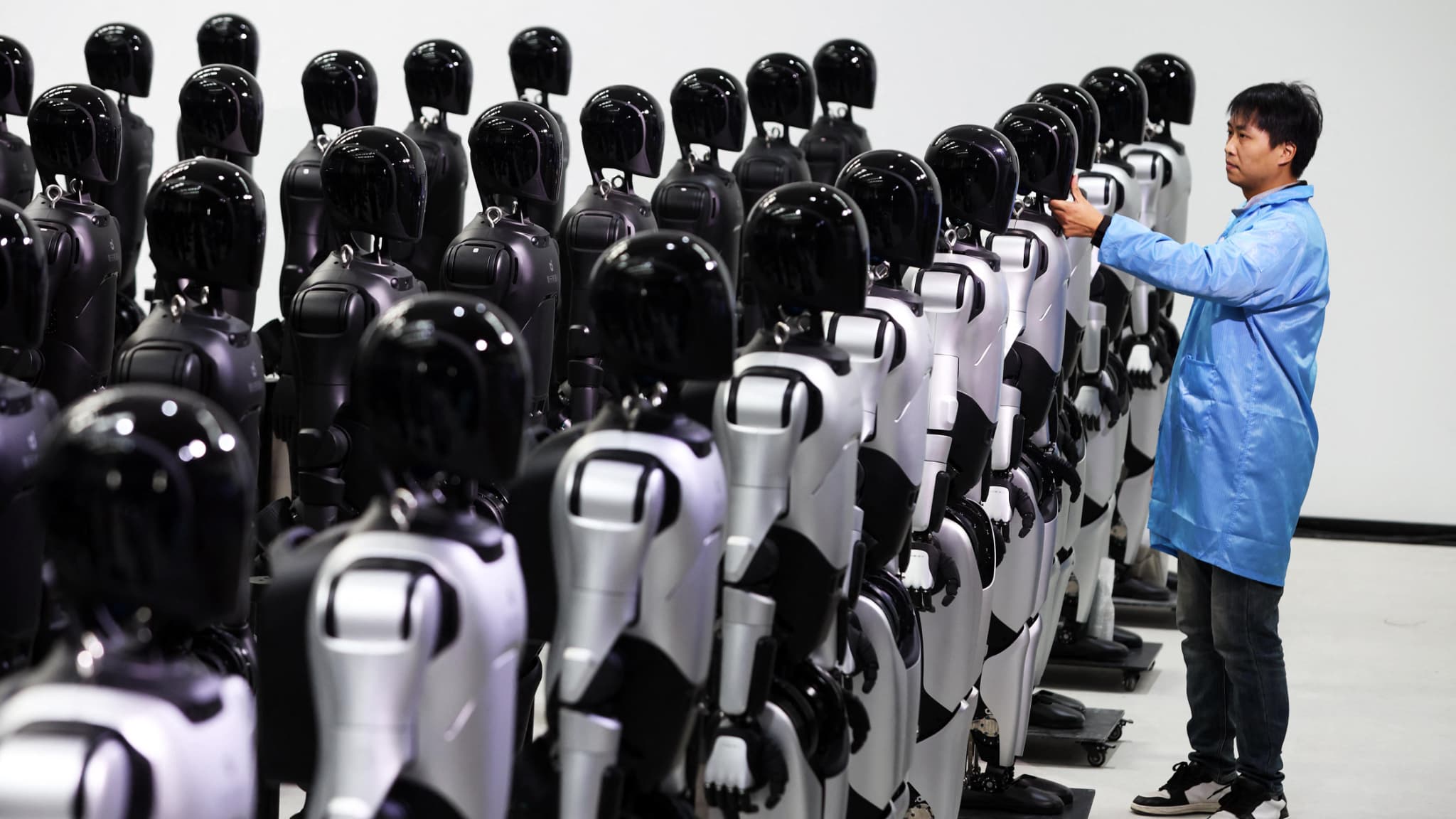 Le 5000e robot humanoïde polyvalent de Zhiyuan Robotics est sorti des chaînes de production à Shanghai, en Chine, le 8 décembre 2025 Le 5000e robot humanoïde polyvalent de Zhiyuan Robotics est sorti des chaînes de production à Shanghai, en Chine, le 8 décembre 2025