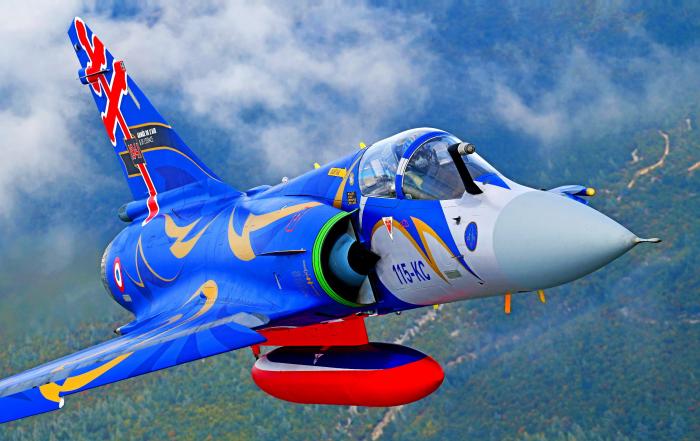 Décoré dans sa superbe livrée 80e anniversaire, le Mirage 2000C-S5-2120/115-KC arbore la Croix de Lorraine.