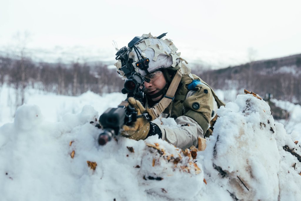 Un soldat de l'armée norvégienne participe à une démonstration d'attaque d'équipe auprès des pays partenaires lors du transfert de la bataille pour l'exercice joint Viking 25 à Setermoen, en Norvège, le 8 mars 2025. Les Marines américains sont en Norvège dans le cadre de l'exercice joint Viking 25, un exercice militaire norvégien axé sur l'entraînement par temps froid de l'Arctique et les engagements militaires. L'exercice démontre la capacité unique du Corps des Marines à se déployer rapidement en cas de crise et vise à renforcer l'interopérabilité entre le Corps des Marines des États-Unis et ses alliés et partenaires de l'OTAN. (Photo du Corps des Marines des États-Unis par le Cpl. Alfonso Livrieri)