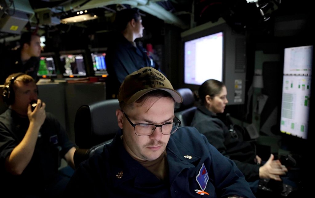 OCÉAN ATLANTIQUE (30 octobre 2024) – les marins utilisent la console de barre dans la salle de contrôle à bord du sous-marin d'attaque rapide de classe Virginia USS New Jersey (SSN 796) alors que le sous-marin traverse l'océan Atlantique. Les sous-marins d’attaque rapide sont des plates-formes multimissions permettant cinq des six capacités essentielles de la stratégie maritime de la Marine : contrôle maritime, projection de puissance, présence avancée, sécurité maritime et dissuasion. Ils sont conçus pour exceller dans la guerre anti-sous-marine, la guerre antinavire, la guerre de frappe, les opérations spéciales, le renseignement, la surveillance et la reconnaissance, la guerre irrégulière et la guerre des mines. (Image produite à partir d'une capture d'écran d'une vidéo.) (Photo de l'US Navy par Justin E. Yarborough, spécialiste des communications de masse de 1re classe)