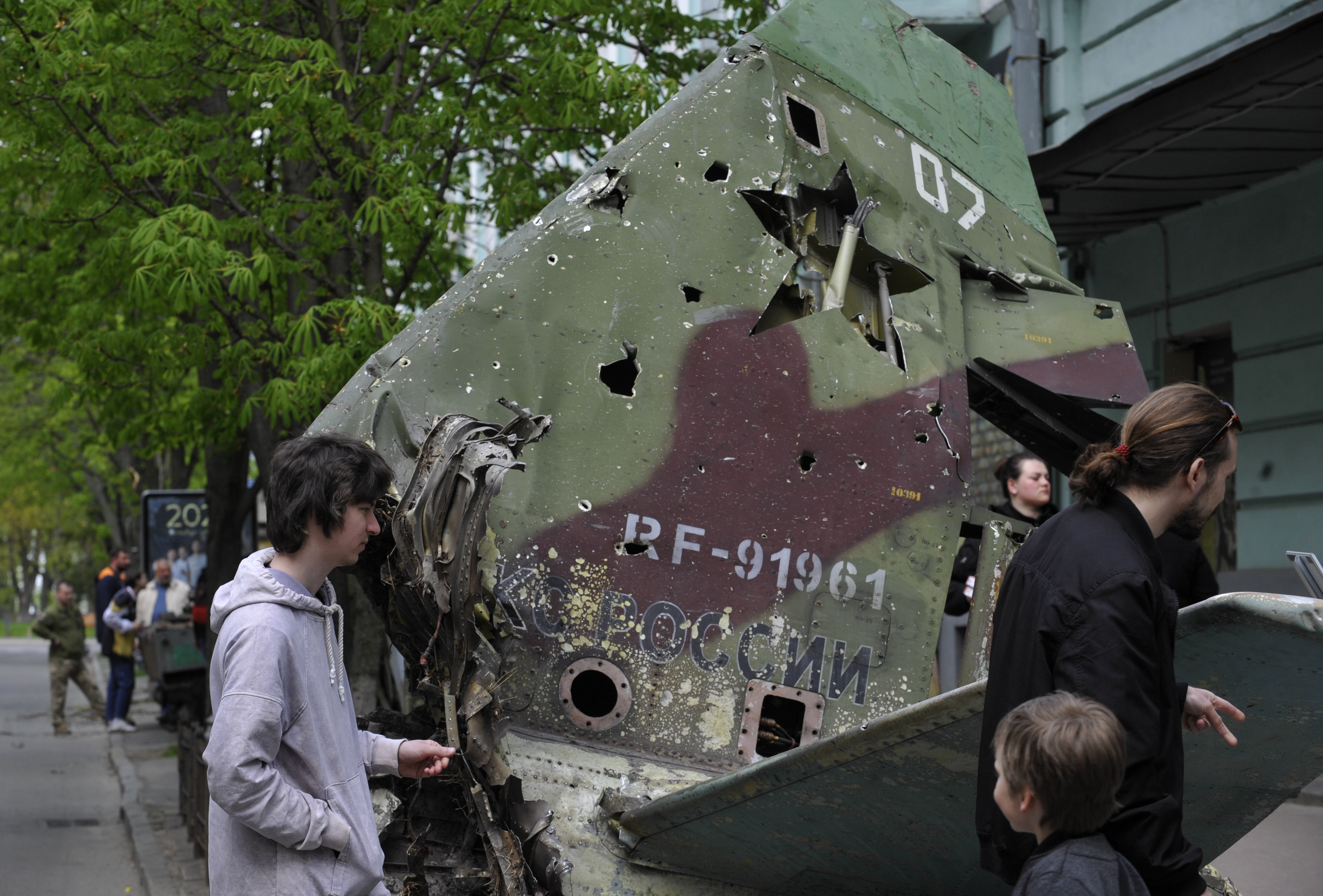 KIEV, UKRAINE - 2022/05/02 : Les gens regardent la queue d'un avion russe Su-25SM près du musée militaire de Kiev pour la présenter aux passants. L'avion d'attaque a été abattu par l'armée ukrainienne le 2 mars dans la région de Kiev. Il a été détruit par l'armée ukrainienne dans la région de Kiev, puis amené à Kiev pour être exposé. La Russie a envahi l’Ukraine le 24 février 2022, déclenchant la plus grande attaque militaire en Europe depuis la Seconde Guerre mondiale. (Photo de Sergei Chuzavkov/SOPA Images/LightRocket via Getty Images)