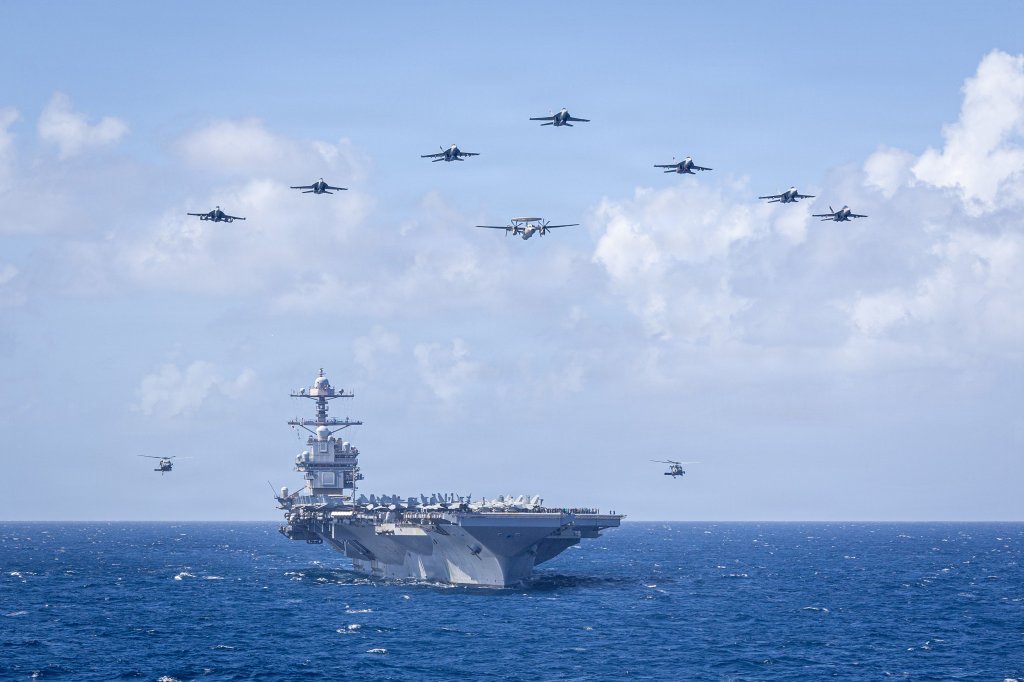 Des avions de la US Navy Carrier Air Wing 8 survolent le plus grand porte-avions au monde, le porte-avions de classe Ford USS Gerald R. Ford (CVN 78), lors de la cérémonie de passation de commandement aérienne du Carrier Air Wing 8, en cours dans la mer des Caraïbes, le 19 janvier 2026. Les forces militaires américaines sont déployées dans les Caraïbes pour soutenir la mission du Commandement Sud des États-Unis, les opérations dirigées par le ministère de la Guerre et les priorités du président visant à perturber le trafic de drogues illicites et à protéger la patrie. (Photo de la marine américaine)