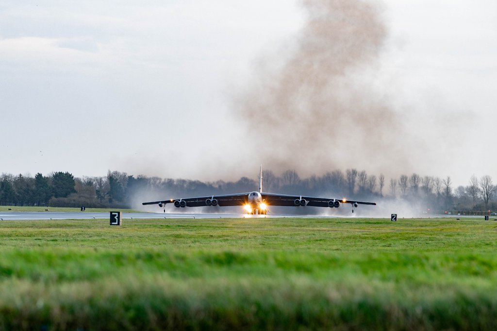 Un B-52H Stratofortress affecté au 20e Escadron expéditionnaire de bombes circule sur la piste de la RAF Fairford, en Angleterre, avant de décoller pour l'exercice APEX JET, le 25 novembre 2024. Les opérations BTF sont les moyens du Commandement stratégique américain de mener un emploi dynamique de la force à l'appui de la Stratégie de défense nationale du ministère de la Défense, sous la direction du président des États-Unis. (Photo de l'US Air Force par un membre de la 1re classe Laiken King)