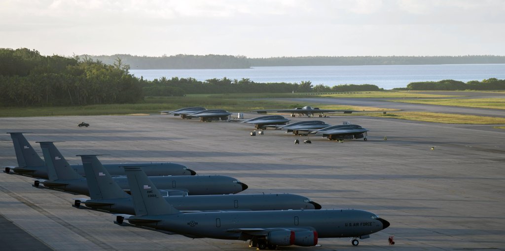 Les bombardiers furtifs B-2 Spirit de l'US Air Force et les avions KC-135 Stratotanker sont maintenus sur la ligne aérienne lors d'un déploiement de combat à Diego Garcia, territoire britannique de l'océan Indien, le 16 avril 2025. Six B-2 et environ 250 membres du personnel déployés depuis la base aérienne de Whiteman, Missouri, en tant que 393d Escadron de bombes expéditionnaires, pour mener des opérations. Les KC-135 affectés à la 92e Escadre de ravitaillement en vol de Fairchild AFB, Washington, ont soutenu les B-2. Ce déploiement était le plus grand déploiement de B-2 de son histoire, démontrant les capacités de frappe mondiale des États-Unis à tout moment et en tout lieu. (Photo de l'US Air Force par le sergent technique Anthony Hetlage)