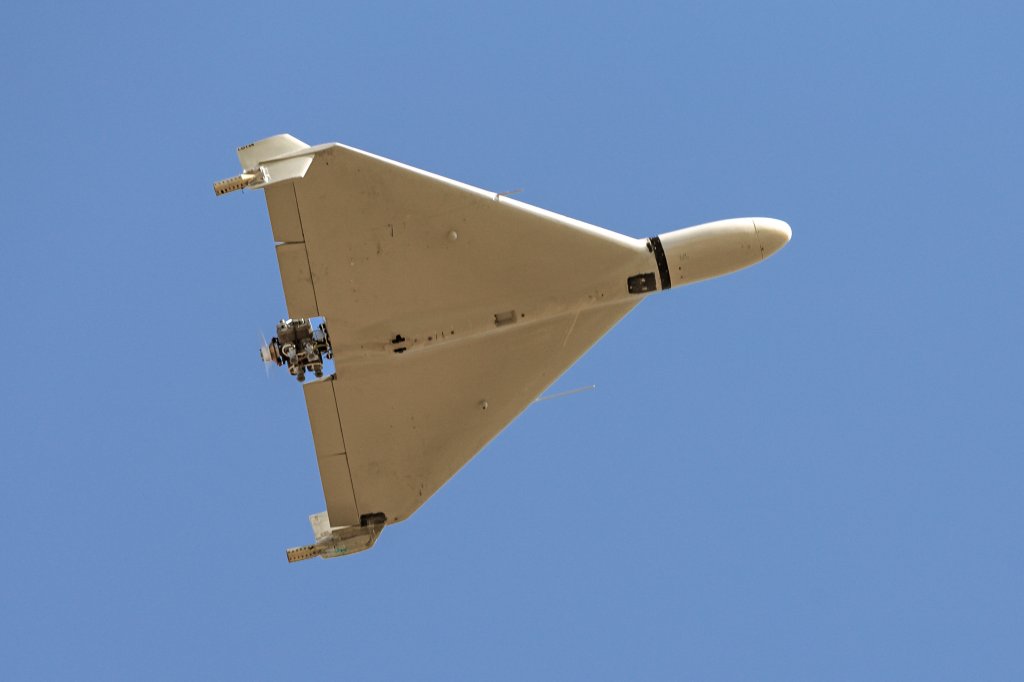 Le drone Shahed-136 « Kamikaze » de fabrication iranienne survole le ciel de Kermanshah, en Iran, le 7 mars 2024. L'Iran a tiré plus de 100 drones et missiles balistiques le samedi 13 avril 2024, en représailles à une attaque contre un bâtiment rattaché à l'annexe consulaire du pays à Damas qui a tué les gardes et deux généraux de la Force Qods du Corps des Gardiens de la révolution islamique d'Iran. (CGRI) le 1er avril 2024. L’Iran a imputé à Israël l’attaque du 5 avril 2024 à Téhéran. (Photo par Anonyme / Images du Moyen-Orient / Images du Moyen-Orient via AFP) (Photo par ANONYME/Images du Moyen-Orient/AFP via Getty Images)