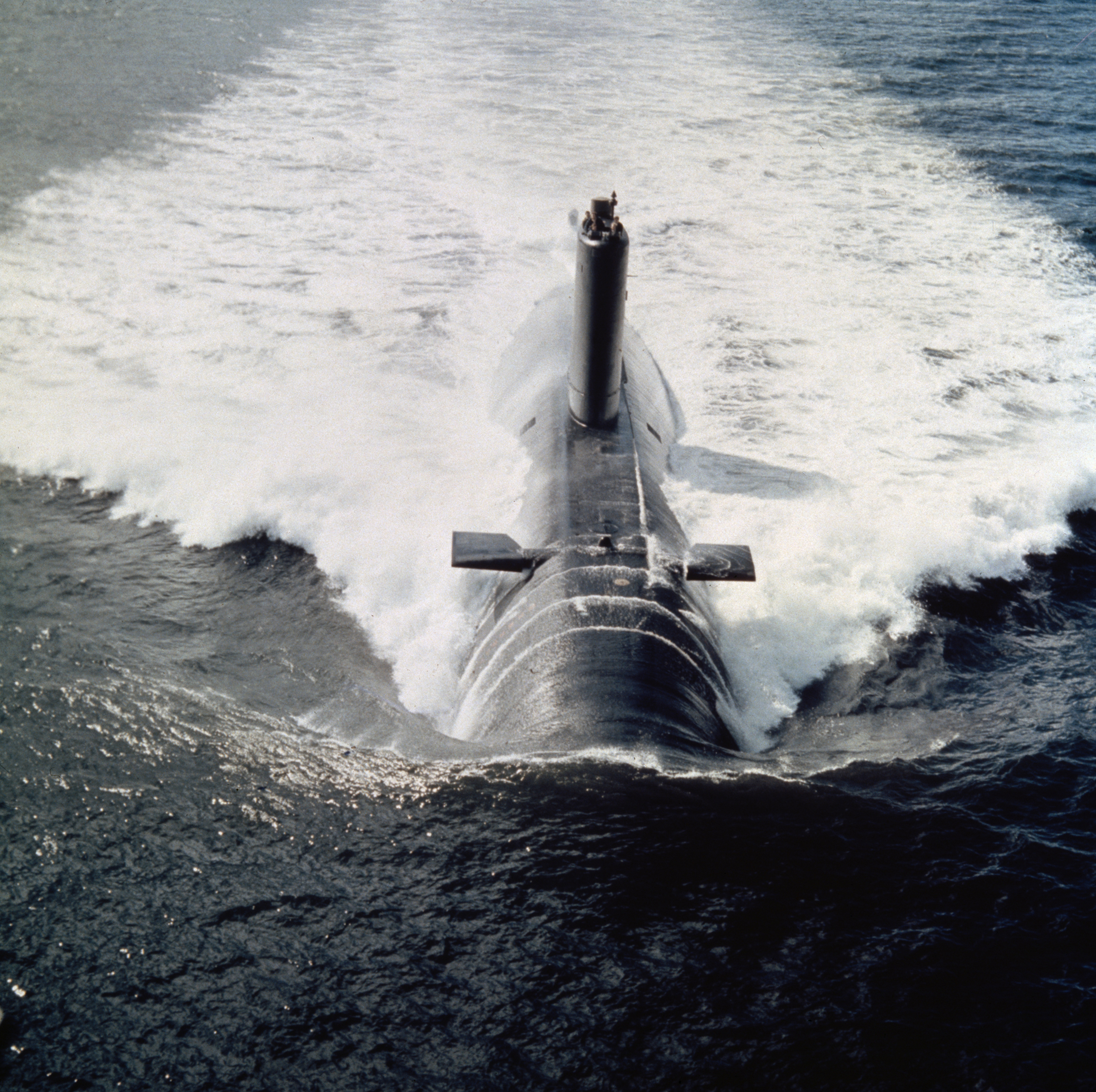 La Royal Navy 1945 - 1975, le HMS CONQUEROR, le sous-marin nucléaire de classe Churchill, en cours au début des années 1970. En 1982, le sous-marin a coulé le croiseur argentin ARA BEL GRANO pendant le conflit des Malouines. Elle a été mise hors service en 1990. (Photo prise par le photographe officiel de la Royal Navy / Crown Copyright. Imperial War Museums via Getty Images)