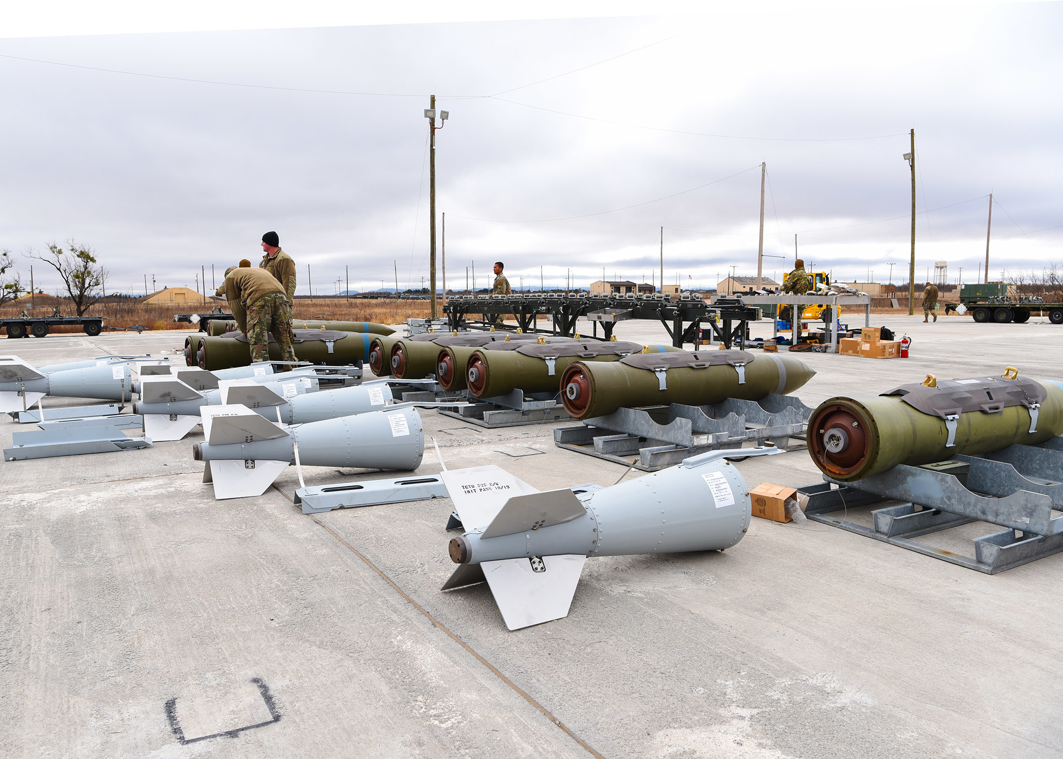 Aviateurs affectés au 7e Escadron de munitions préparent des bombes pénétrantes BLU-109 inertes au cours de l'exercice Bomber Agile Combat Employment à Dyess Air Force Base, Texas, le 11 décembre 2019. L'exercice permet de pratiquer la capacité de Dyess AFB à tirer parti de la logistique afin de déployer et de maintenir rapidement la force lorsqu'elle est appelée à le faire. (Photo de l'US Air Force par l'aviateur principal Mercedes Porter)
